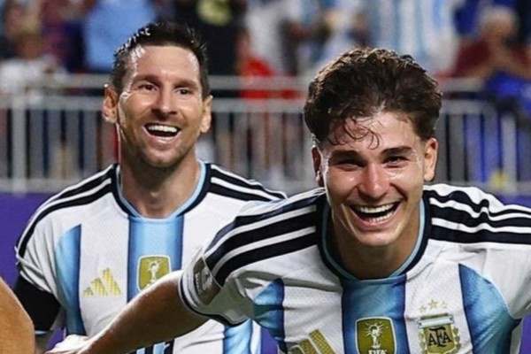 Nụ cười của Messi khi đàn em lập siêu phẩm