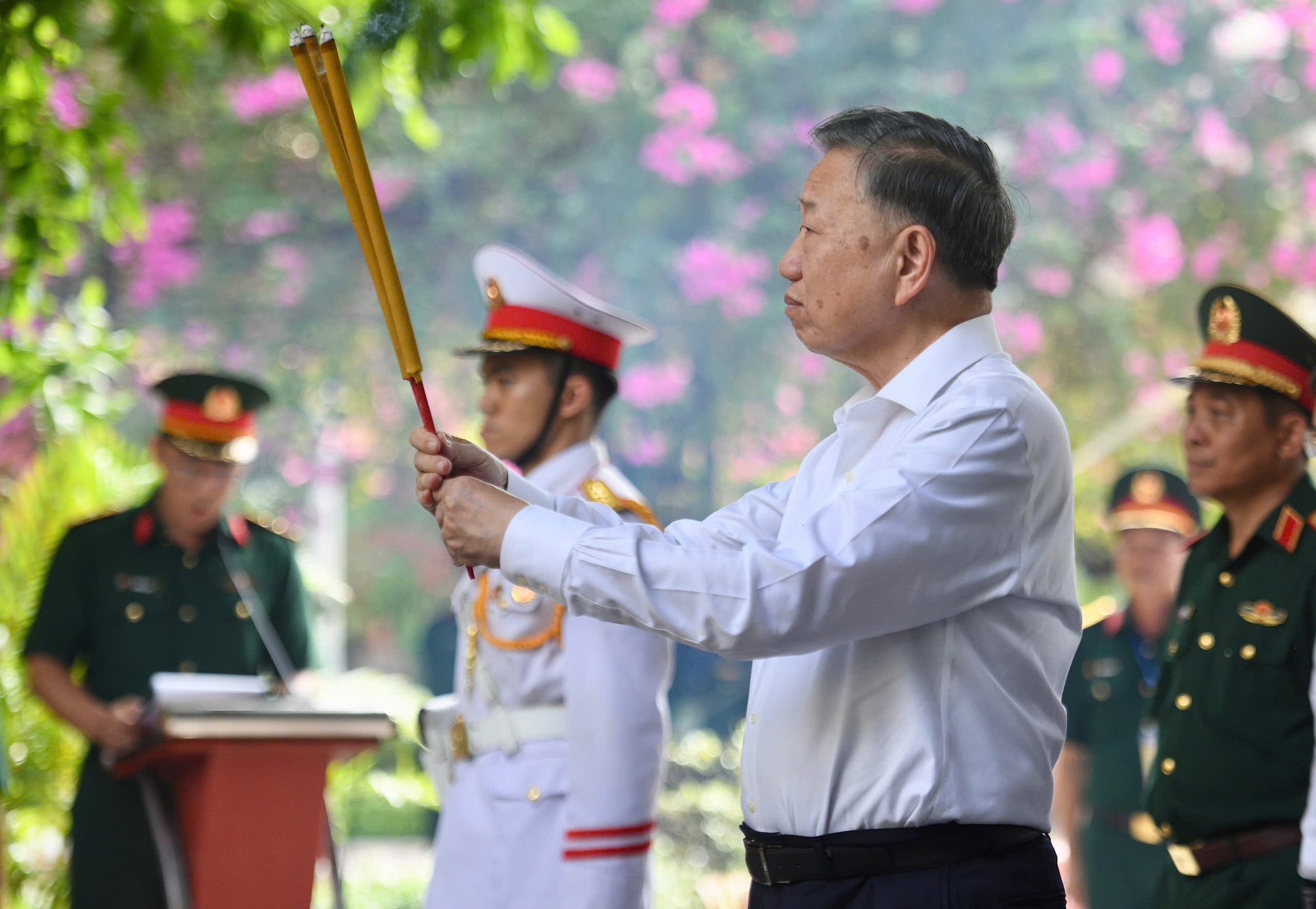 Tổng Bí thư, Chủ tịch nước tưởng niệm liệt sĩ ở công viên Lê Thị Riêng