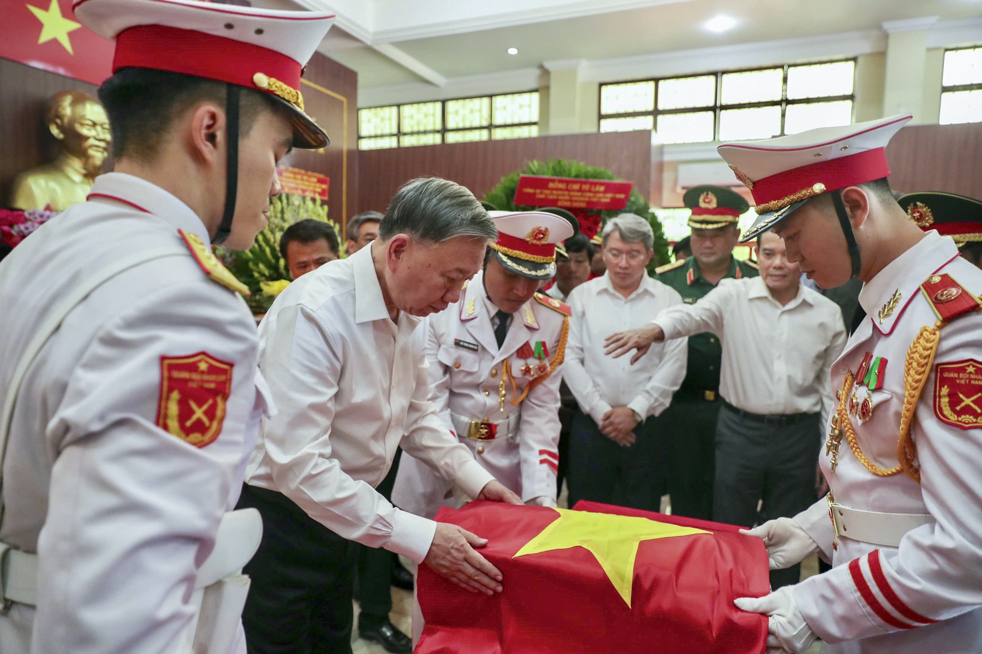 Tong Bi thu, Chu tich nuoc tuong niem liet si o cong vien Le Thi Rieng hinh anh