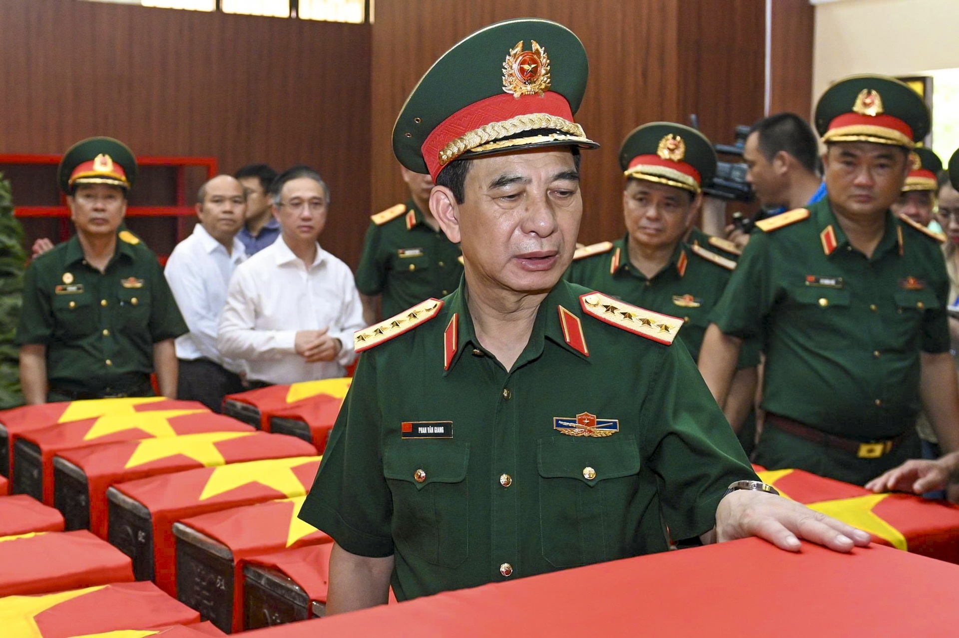 L&ecirc; Thị Ri&ecirc;ng ảnh 2