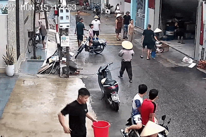 Chủ vắng nhà, hàng xóm hợp sức cứu kho xe máy bốc cháy