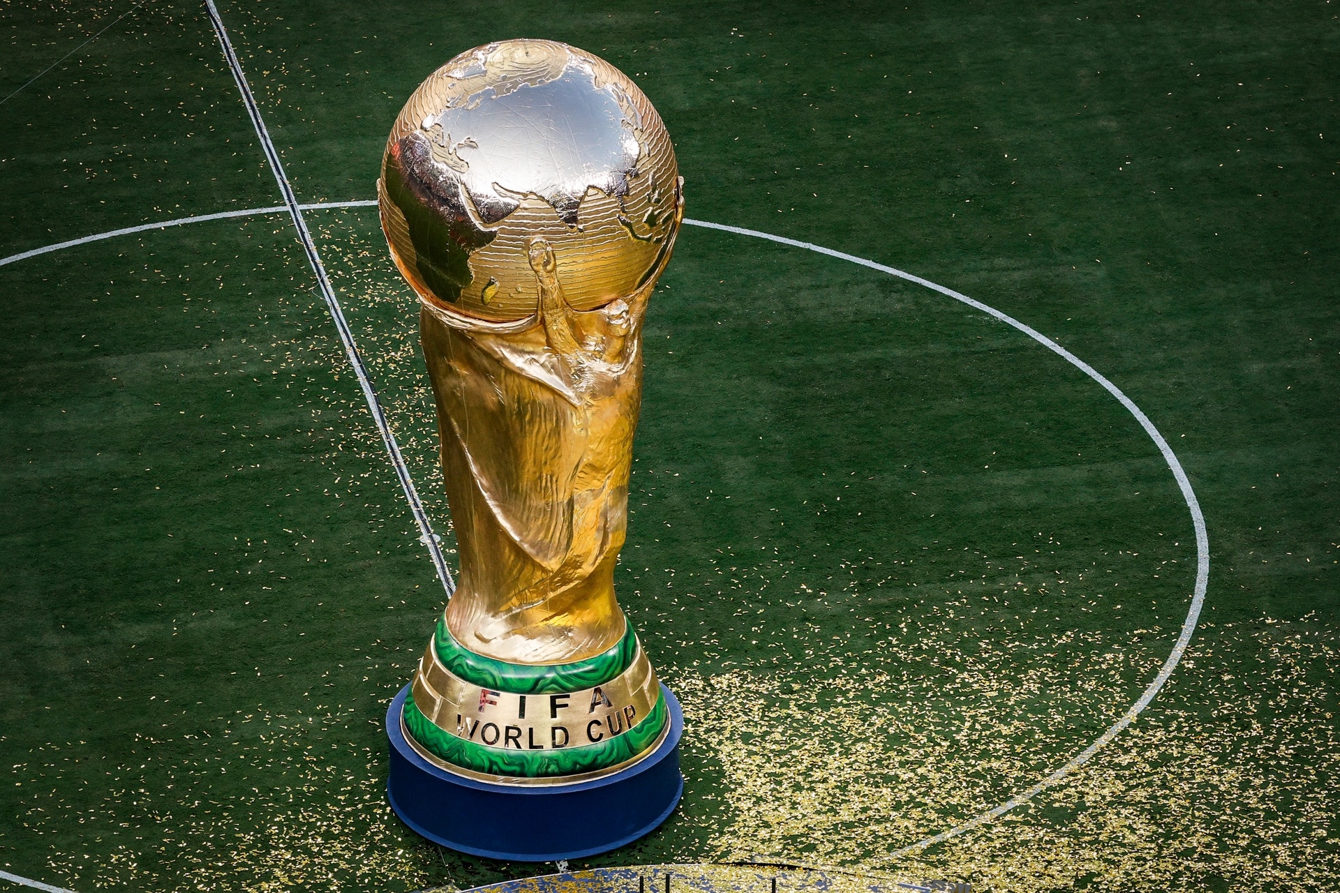 FIFA bị đòi nợ