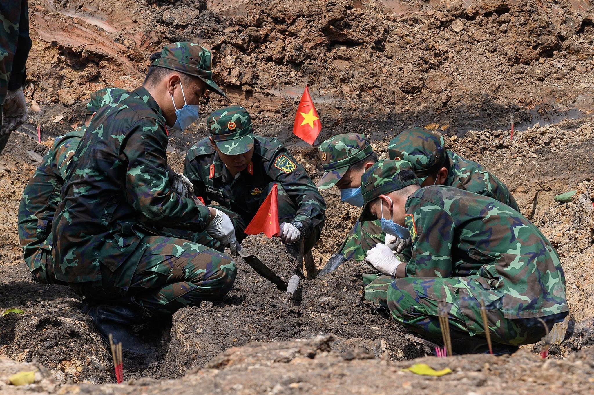 Phát lộ thêm 17 hài cốt liệt sĩ tại rãnh mộ thứ hai ở CV Lê Thị Riêng