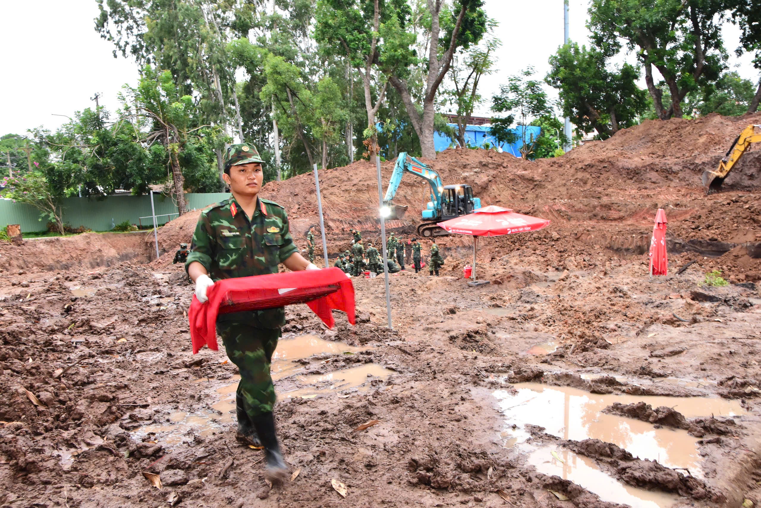 L&ecirc; Thị Ri&ecirc;ng  ảnh 1