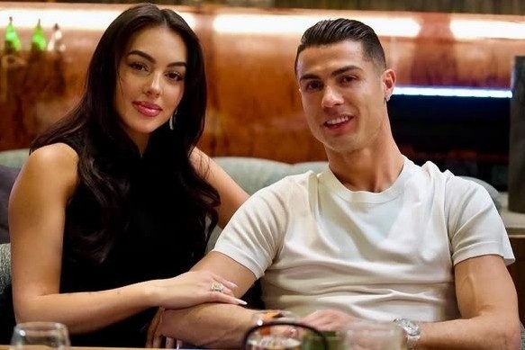 Vì sao tỷ phú Ronaldo chọn cưới trong phòng khách?