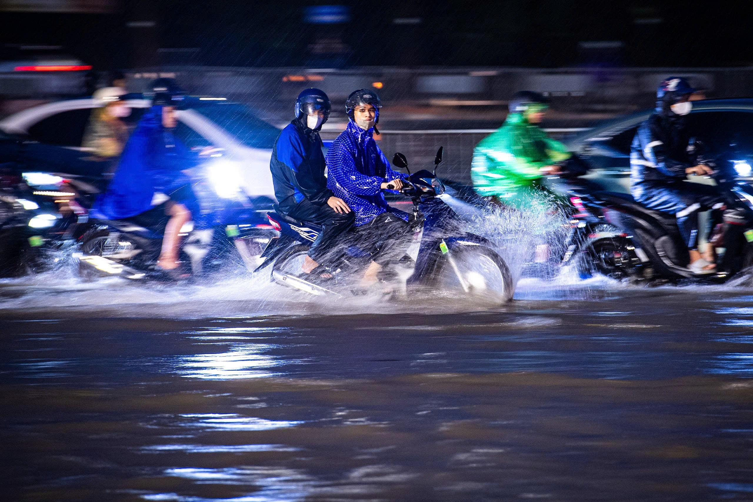 Đường phố Hà Nội ngập sâu sau mưa lớn nhưng nước rút nhanh