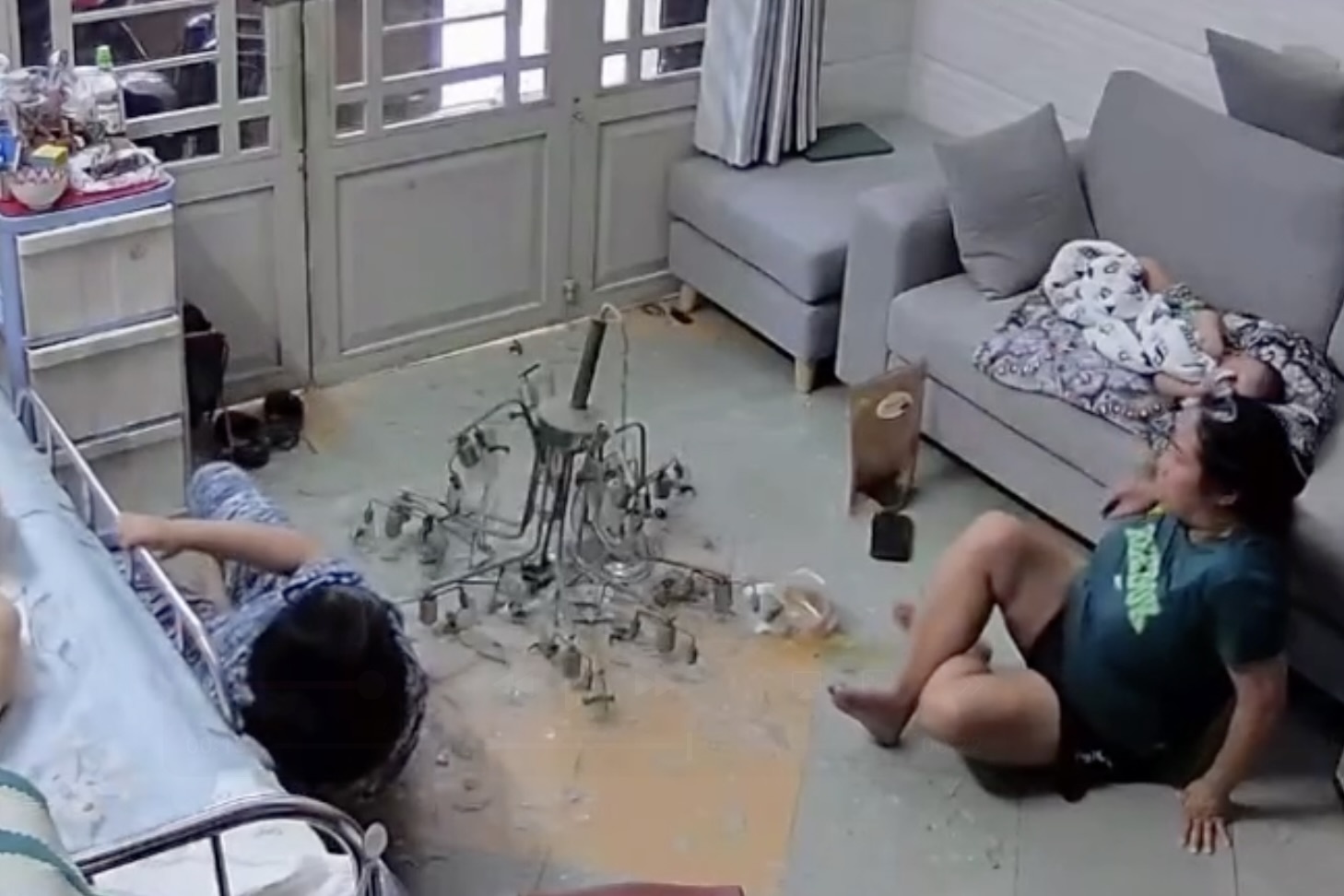 Khoảnh khắc chiếc đèn chùm treo hơn 20 năm bất ngờ rơi xuống