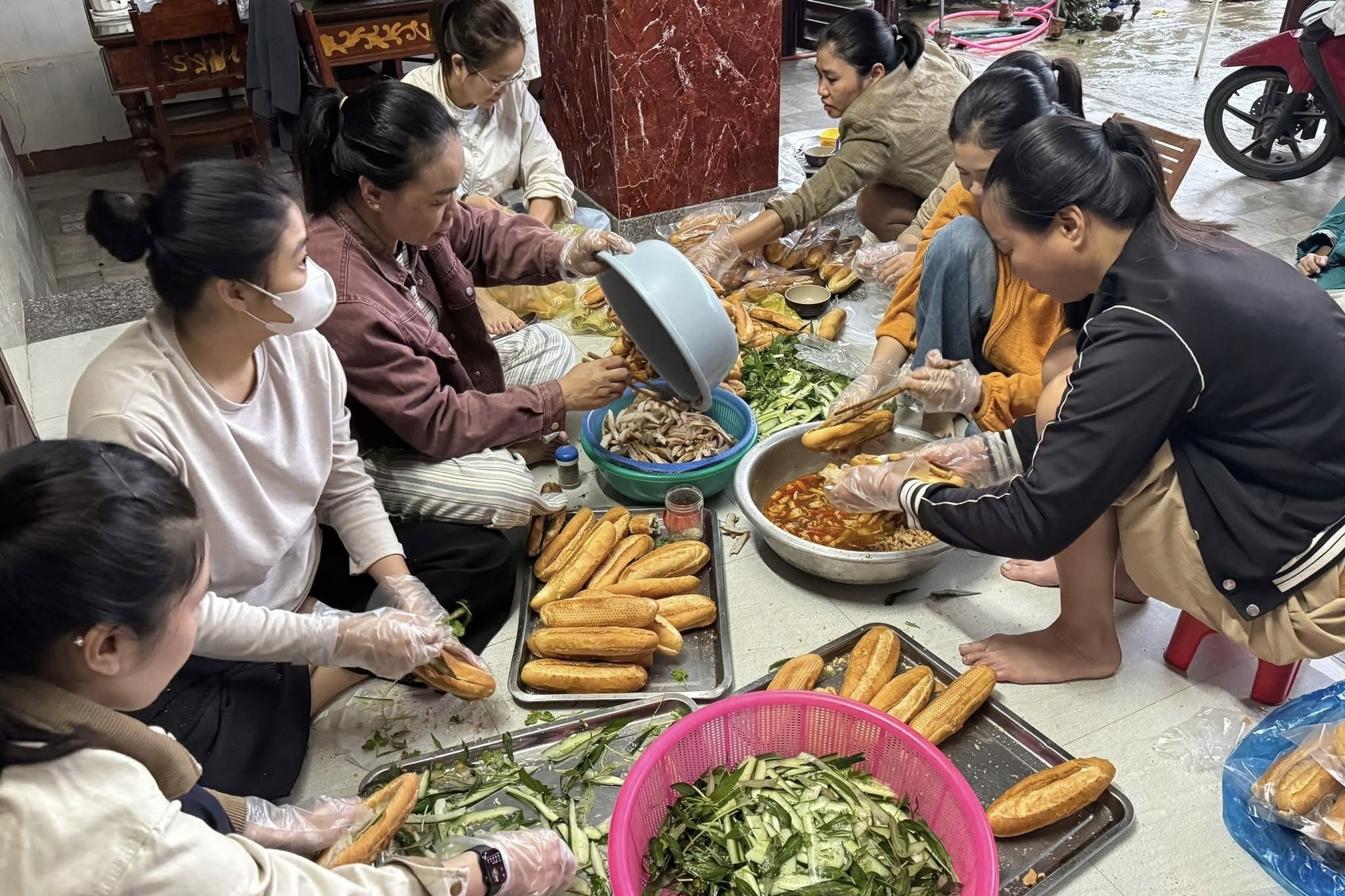 Tặng trăm suất cơm nóng, mở cửa khu phức hợp 5 ha cho bà con tránh lũ