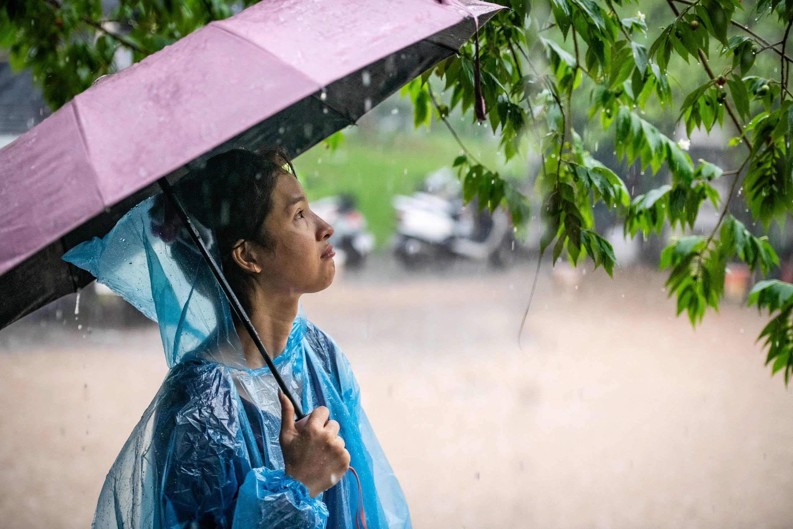 Trường ở Hà Nội thông báo phụ huynh đón con sớm vì mưa ngập