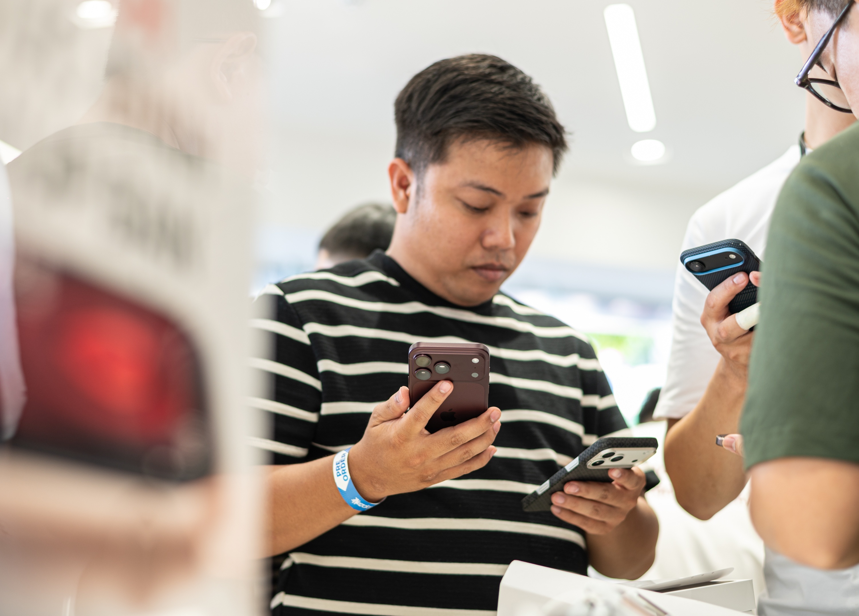 Vì sao nhiều người vẫn xếp hàng qua đêm để mua iPhone 18?