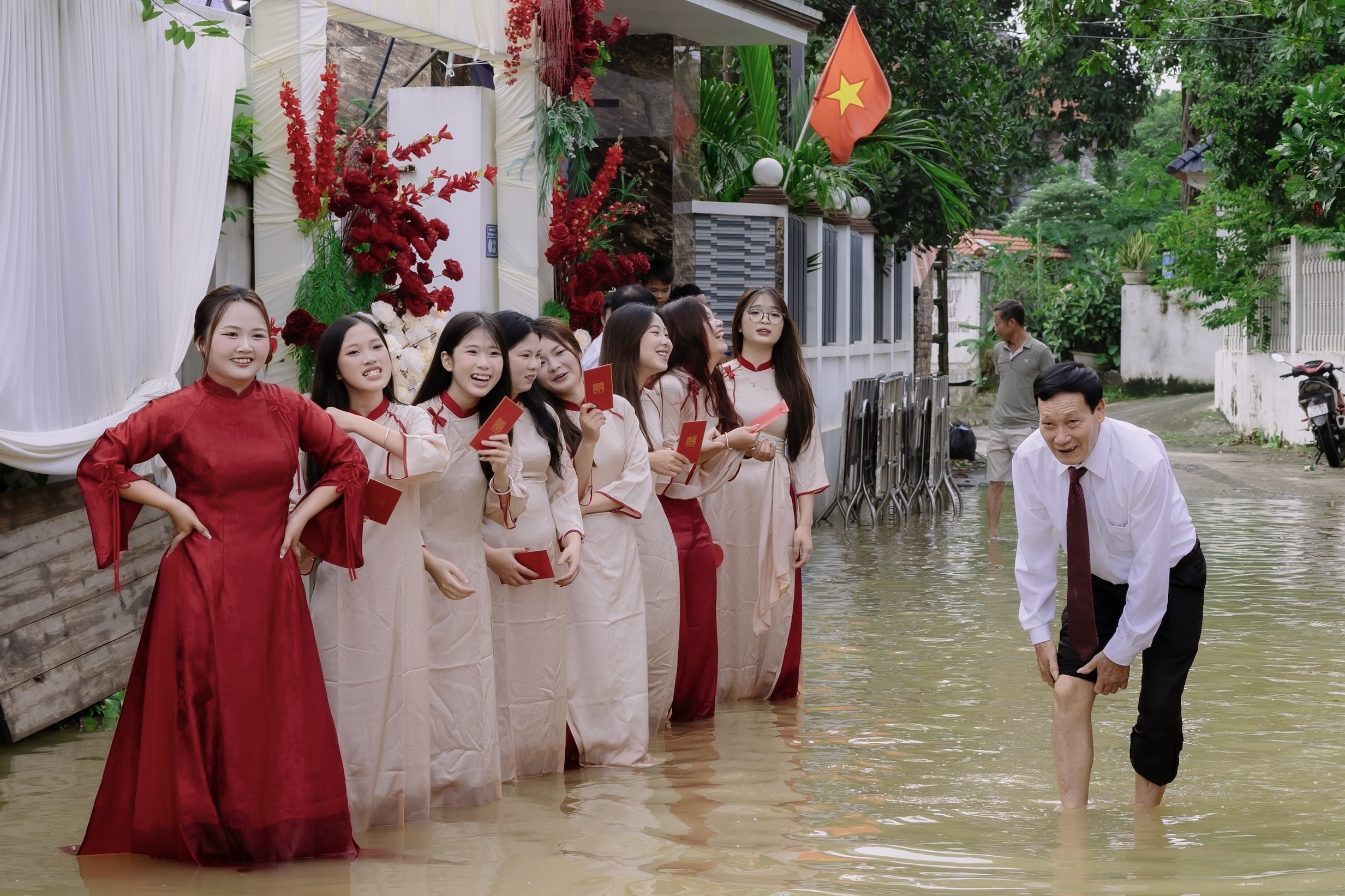 Cô dâu, chú rể xắn quần, 'bì bõm' lội nước làm lễ ăn hỏi