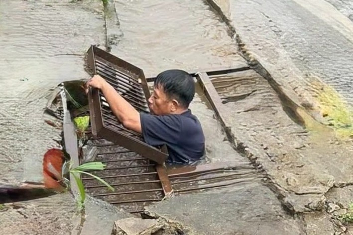 Trưởng thôn xuống cống ngụp lặn vớt rác giữa mưa lớn ở Đắk Lắk