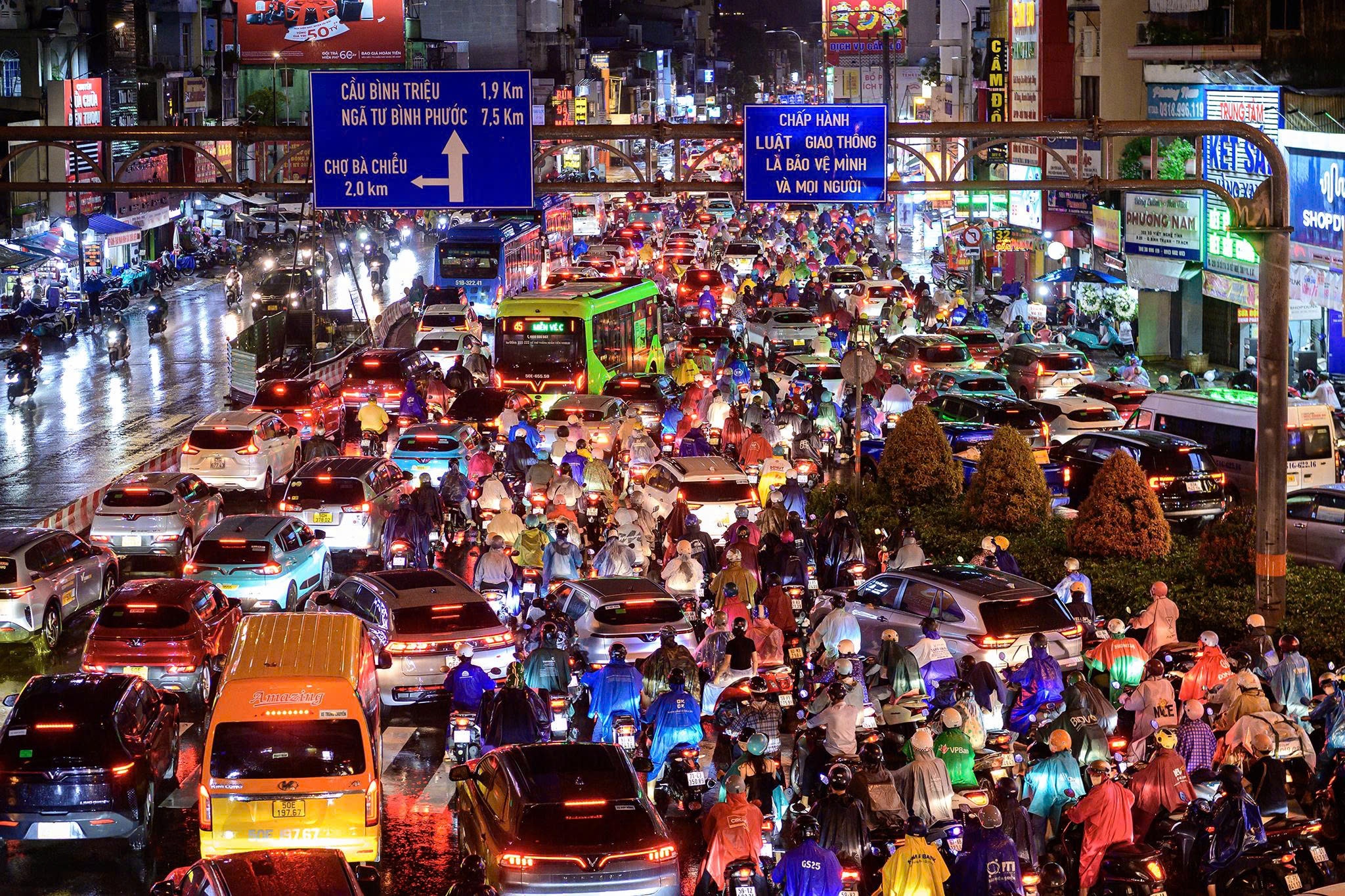 Người dân TP.HCM chật vật về nhà khi mưa lớn, đường hóa sông