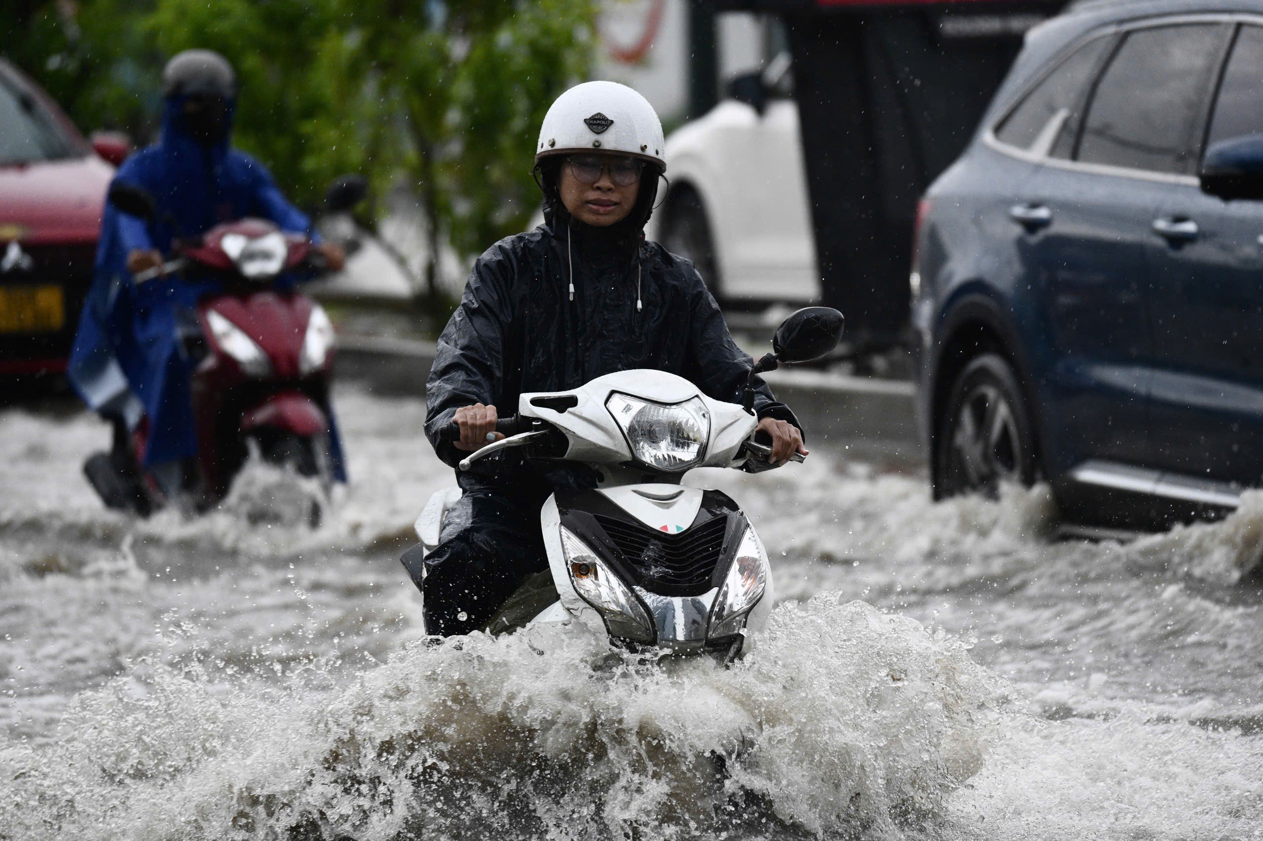 Chân cầu Ba Son ở TP.HCM ngập nặng, nhiều xe chết máy