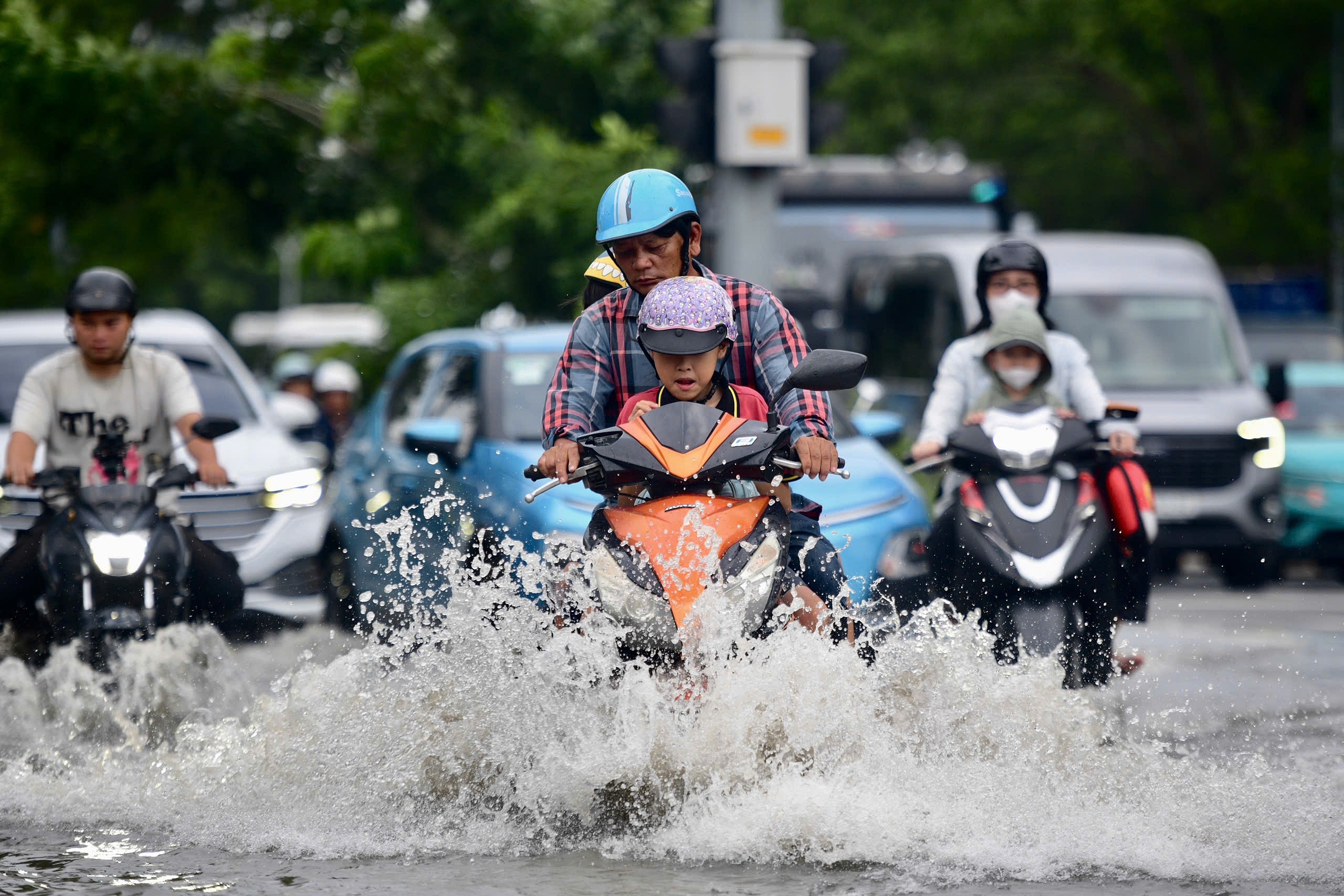 Triều cường TP.HCM đạt đỉnh, người dân chật vật về nhà giờ tan tầm