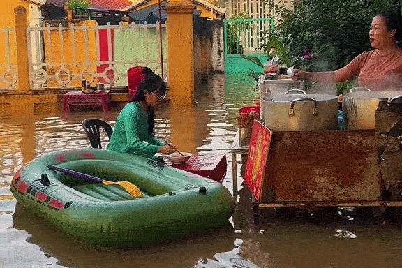 Quán bún riêu nước ngập đến gối, cá rỉa chân khách ngồi ăn