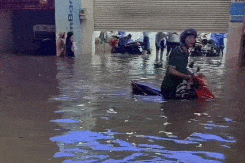 Đường TP.HCM hóa sông, ngập đến yên xe máy sau mưa lớn
