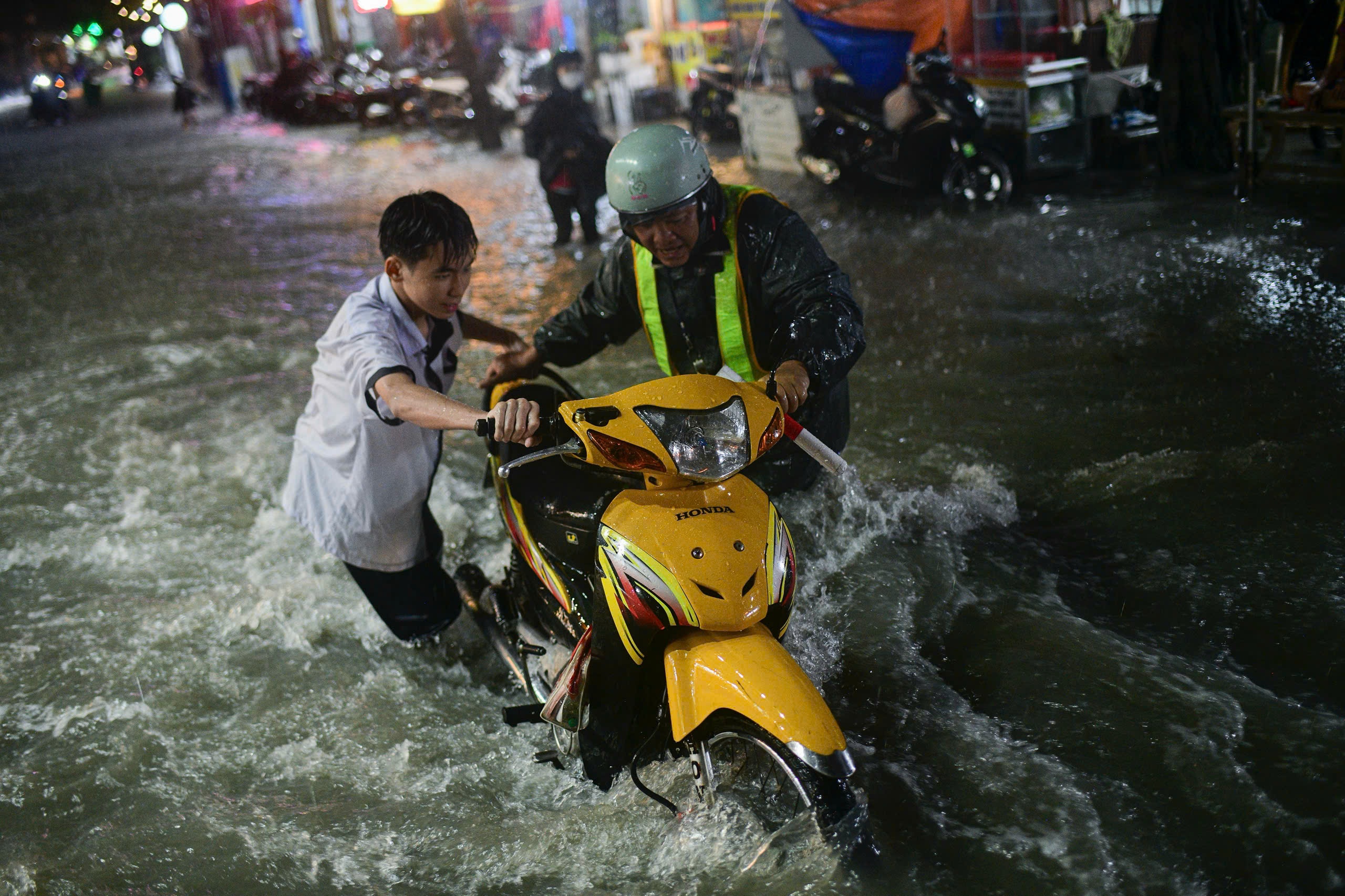 TP.HCM mưa như trút nước giờ tan tầm, người dân vật vã về nhà