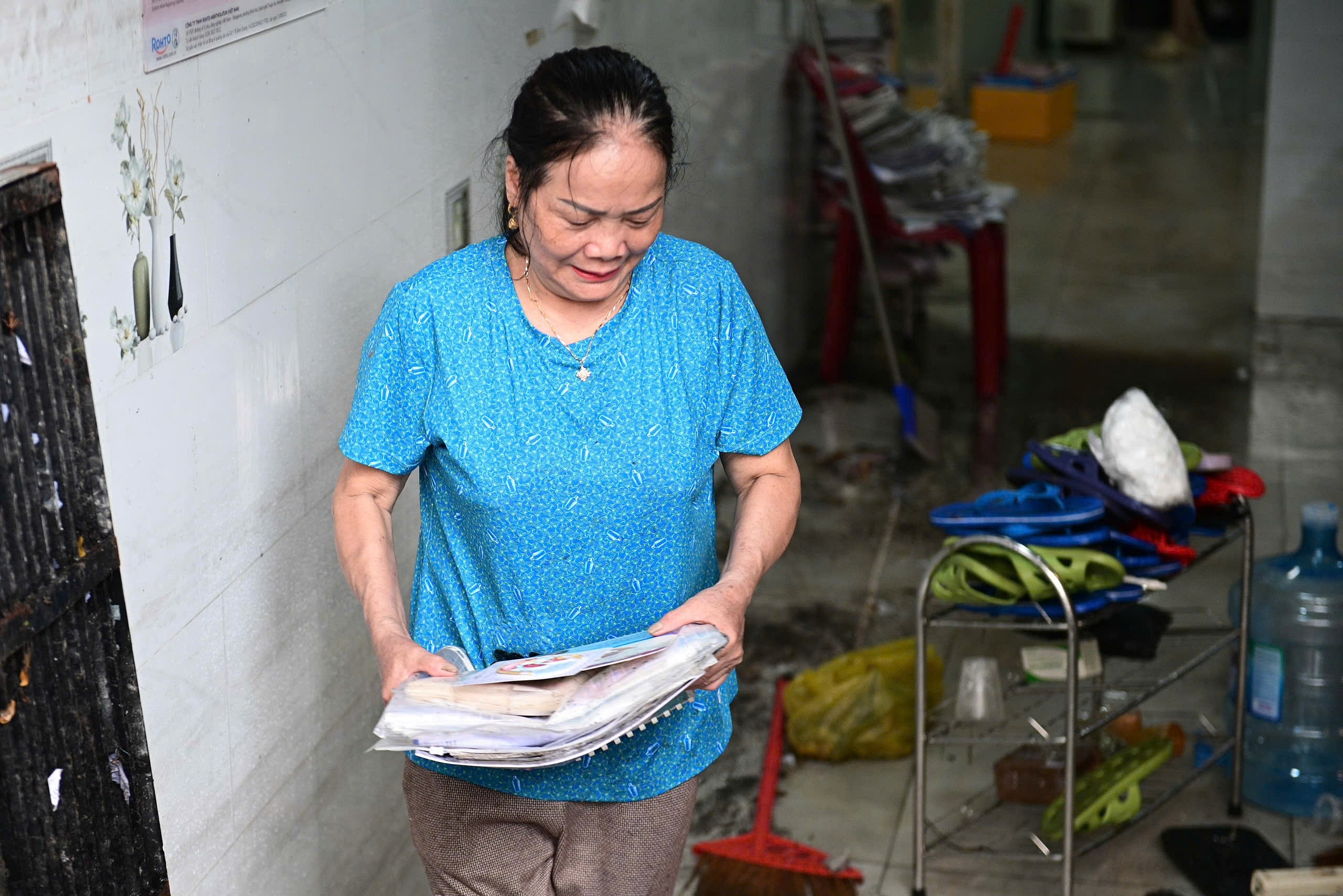 Hầm xe khu biệt thự ở TP.HCM ngập nặng, cư dân trắng đêm cứu tài sản