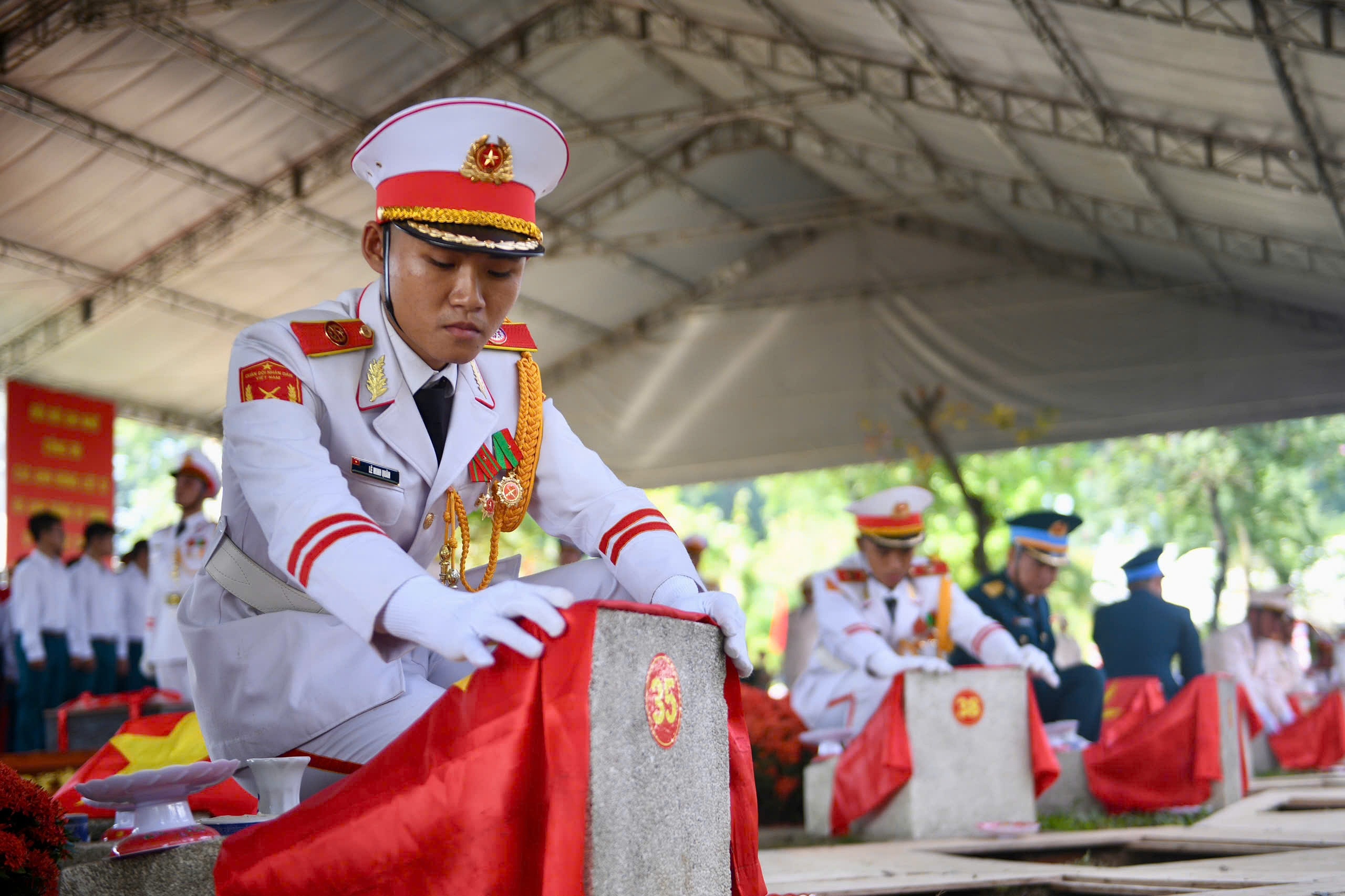L&ecirc; Thị Ri&ecirc;ng ảnh 17