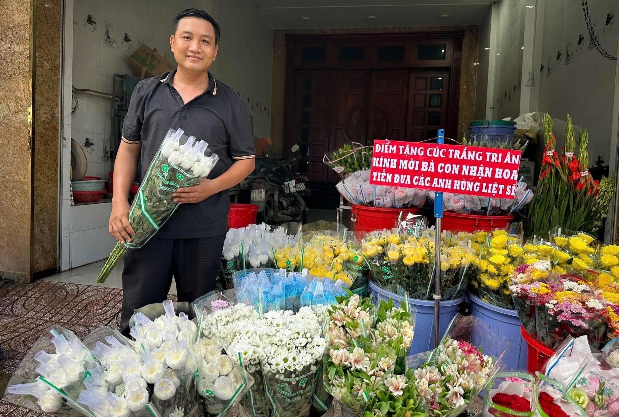 Tặng hơn 6.500 nhành cúc trắng tiễn đưa 731 liệt sĩ ở TP.HCM