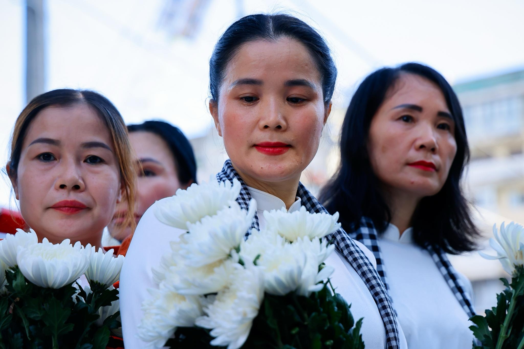 Người dân TP.HCM cầm cúc trắng chờ tiễn đưa 731 liệt sĩ về nơi an nghỉ