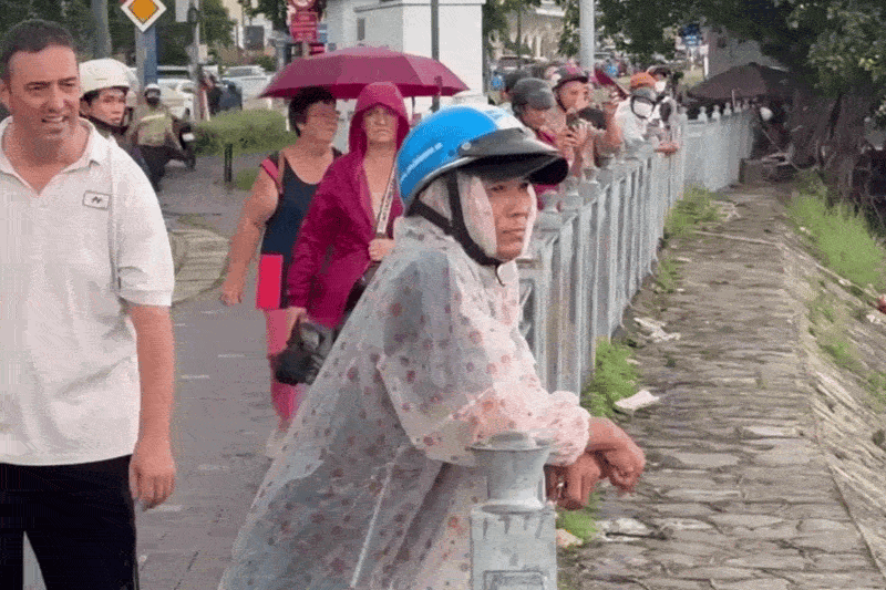 Người dân đội mưa ngắm vòm cầu lá dừa 3.400 tấn về Bến Bạch Đằng