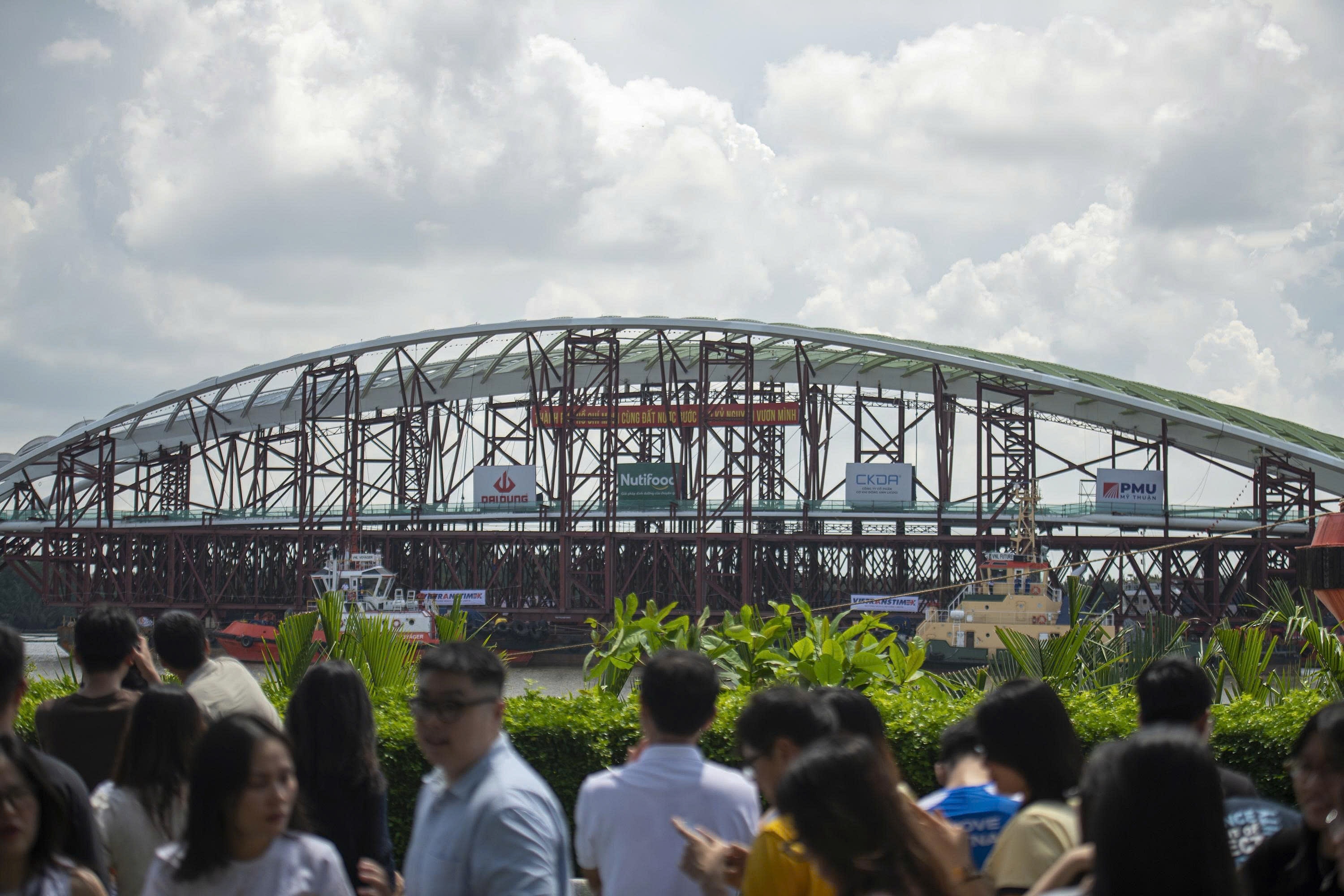 v&ograve;m cầu l&aacute; dừa ảnh 2