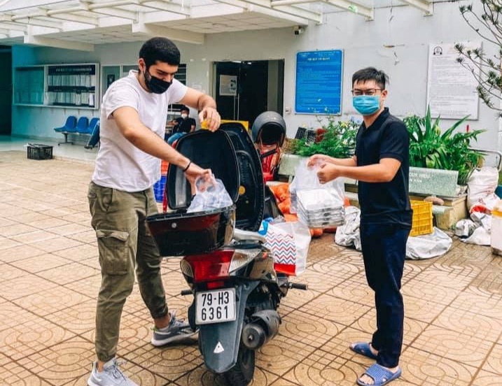 người nước ngoài tặng suất ăn ở thảo điền ảnh 4 nguoi nuoc ngoai tang suat an o thao dien anh 4