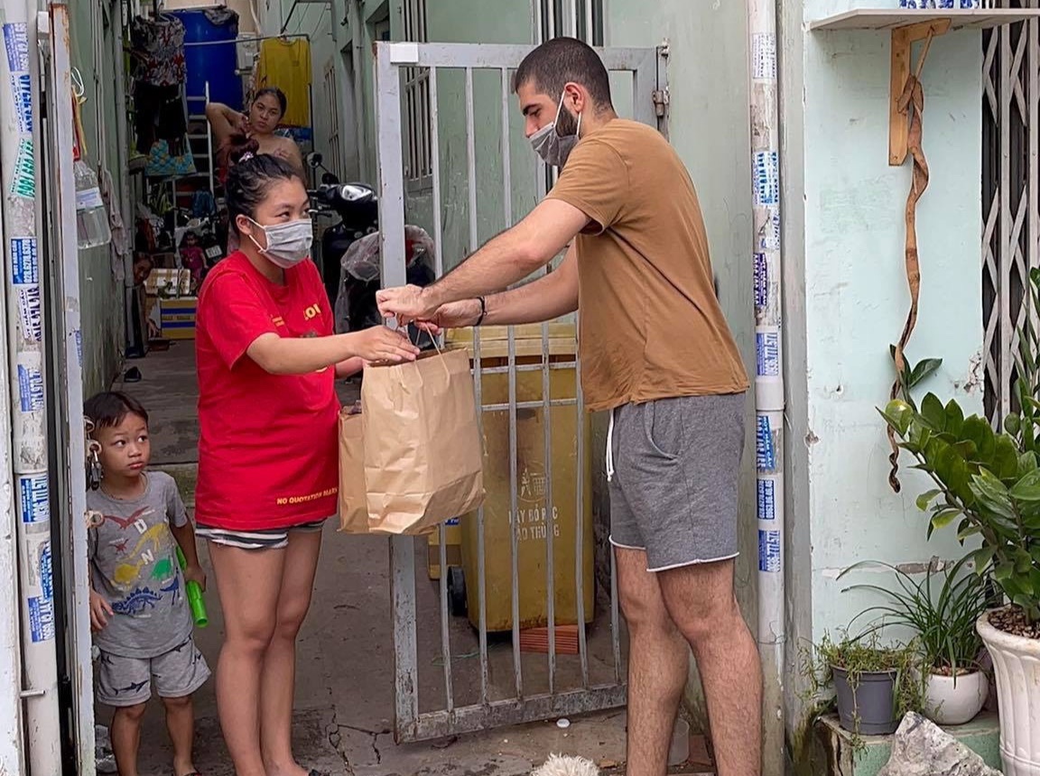 người nước ngoài tặng suất ăn ở thảo điền ảnh 3 nguoi nuoc ngoai tang suat an o thao dien anh 3