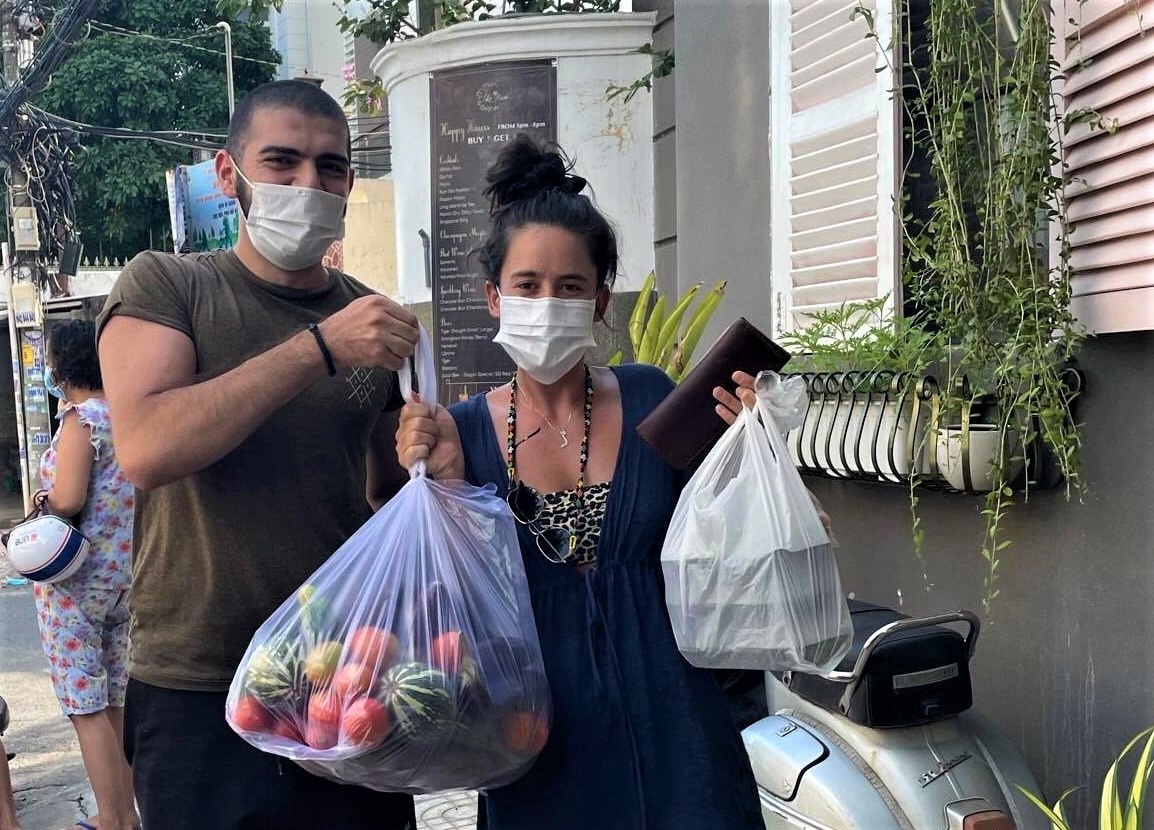 Gia dinh nuoc ngoai o Thao Dien nau an gui benh vien da chien hinh anh