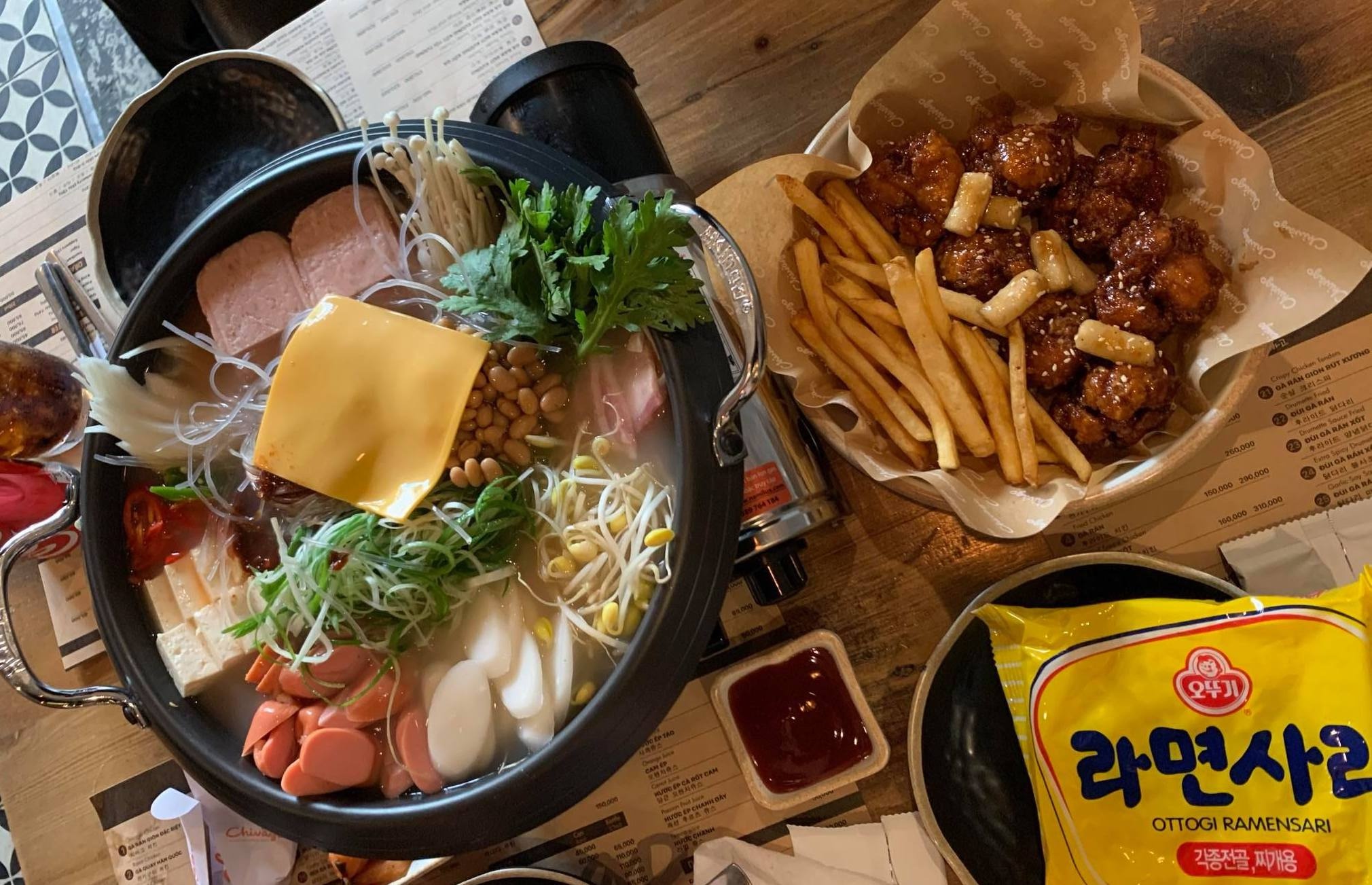 người trẻ ăn uống khi bình thường mới ảnh 5 nguoi tre an uong khi binh thuong moi anh 5