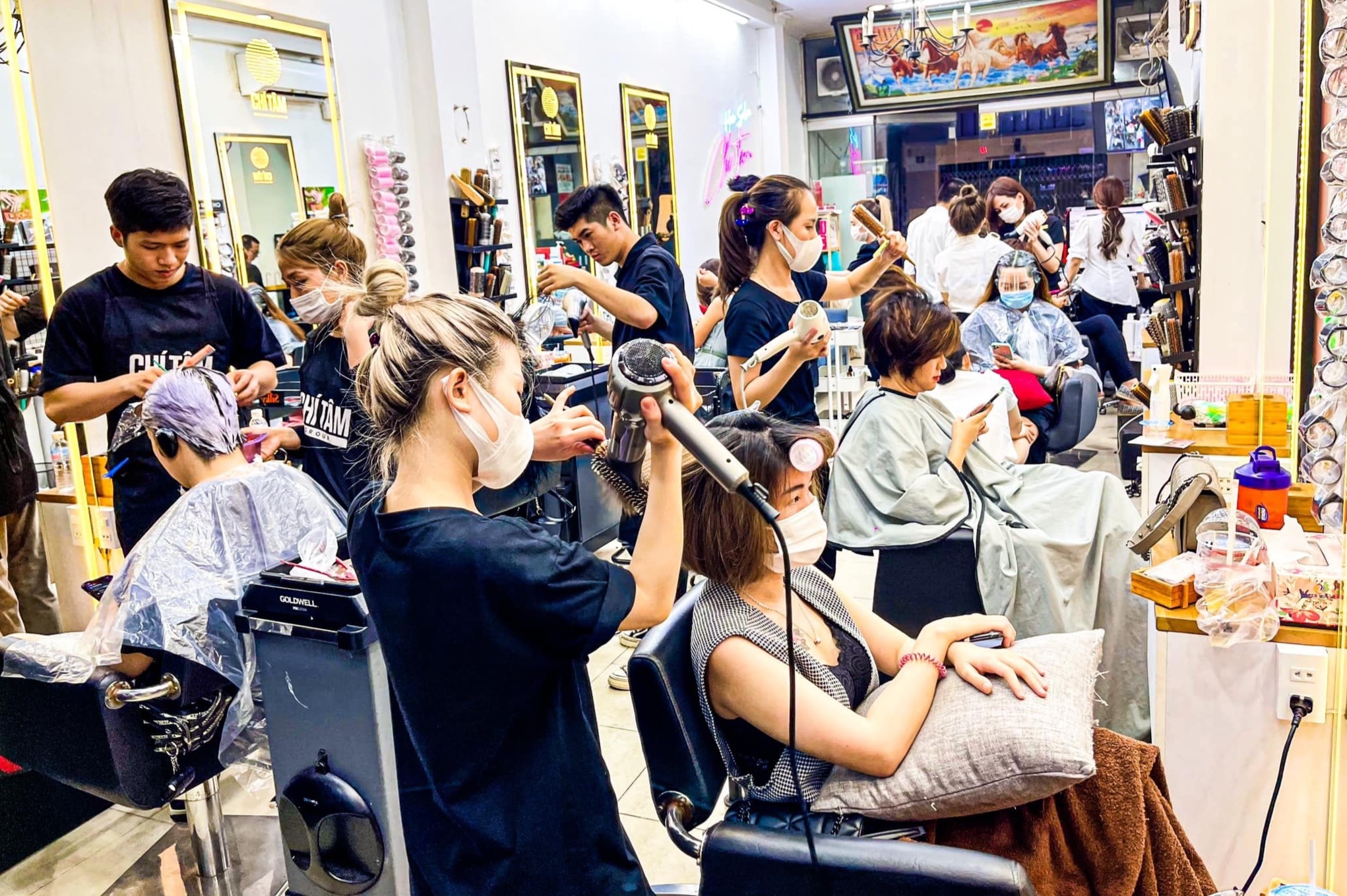 tiem toc o TPHCM nhan lich kin anh 4