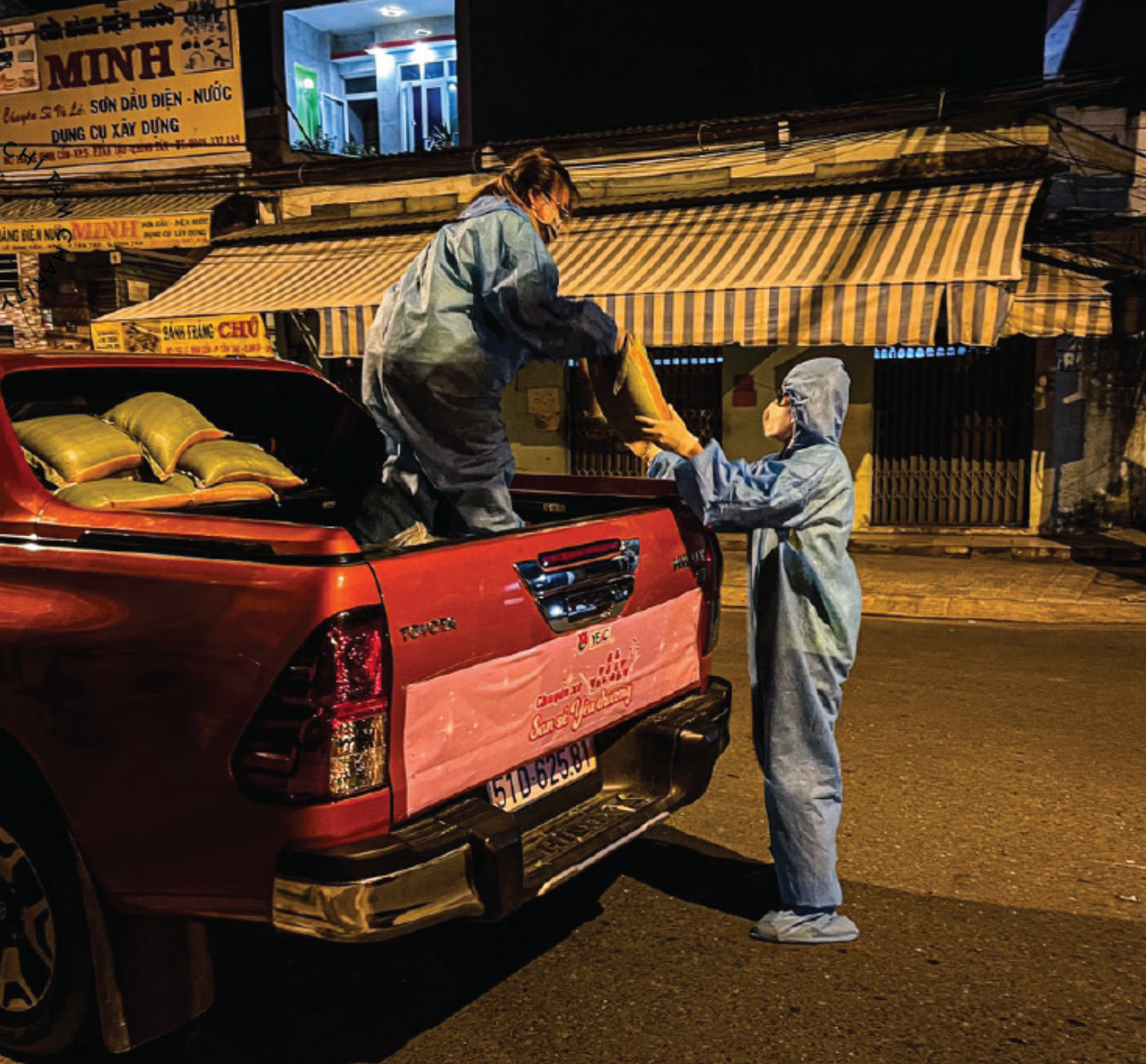 tiem toc o TPHCM nhan lich kin anh 2