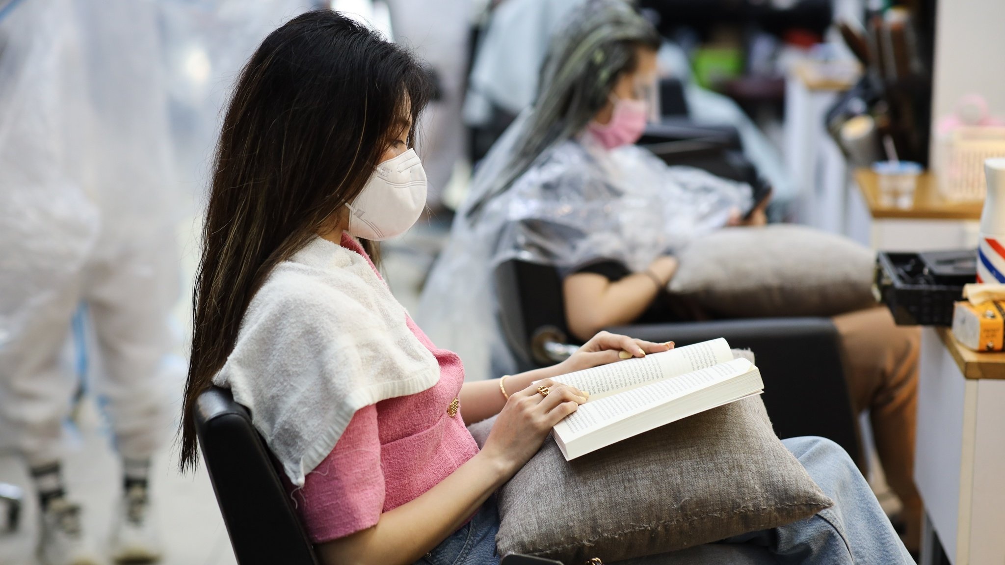 trai nghiem di cat toc sau gian cach cua gioi tre TP.HCM anh 1