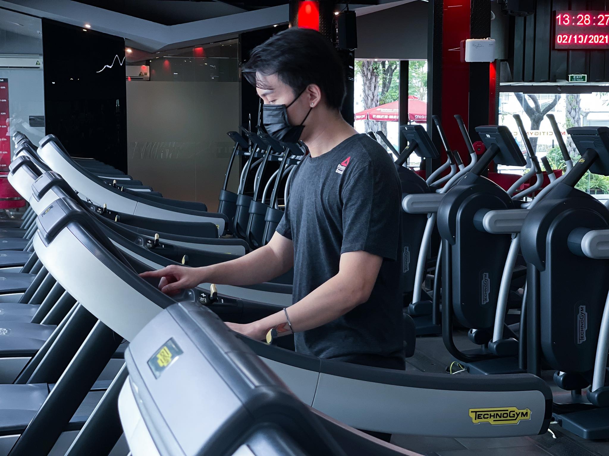 Nguoi dan o TP.HCM di tap gym tro lai sau binh thuong moi anh 3