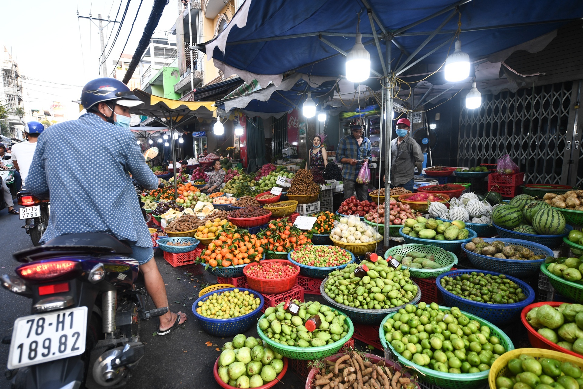 nguoi dan o TPHCM mua sam anh 5