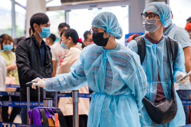 Nguoi o TP.HCM muon bay ve que: Tran tro gia ve va quy dinh cach ly hinh anh