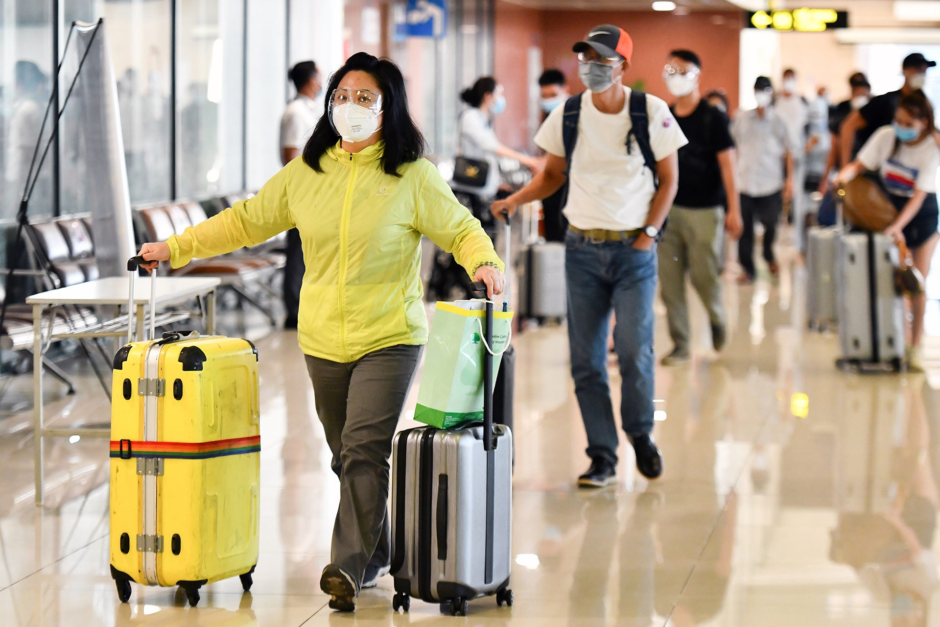 Tre em chua tiem vaccine khong duoc len may bay anh 3