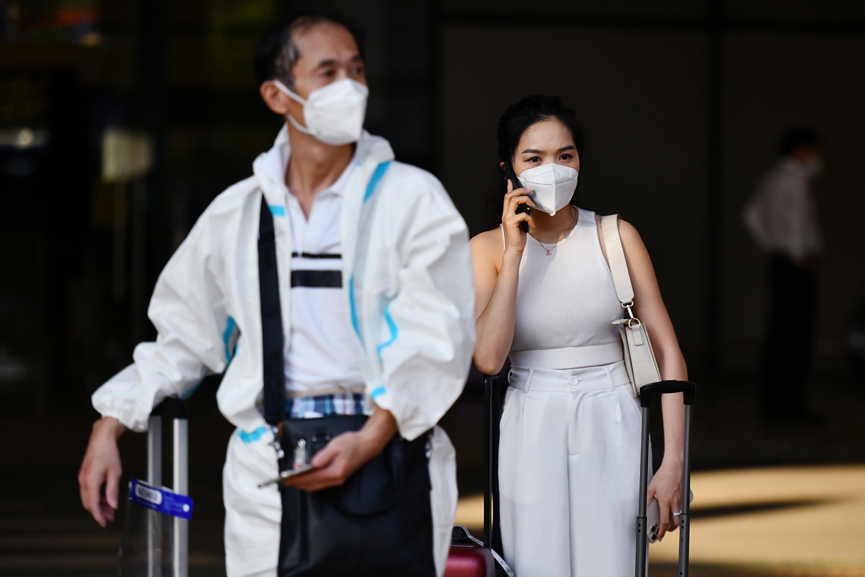 Tre em chua tiem vaccine khong duoc len may bay anh 1