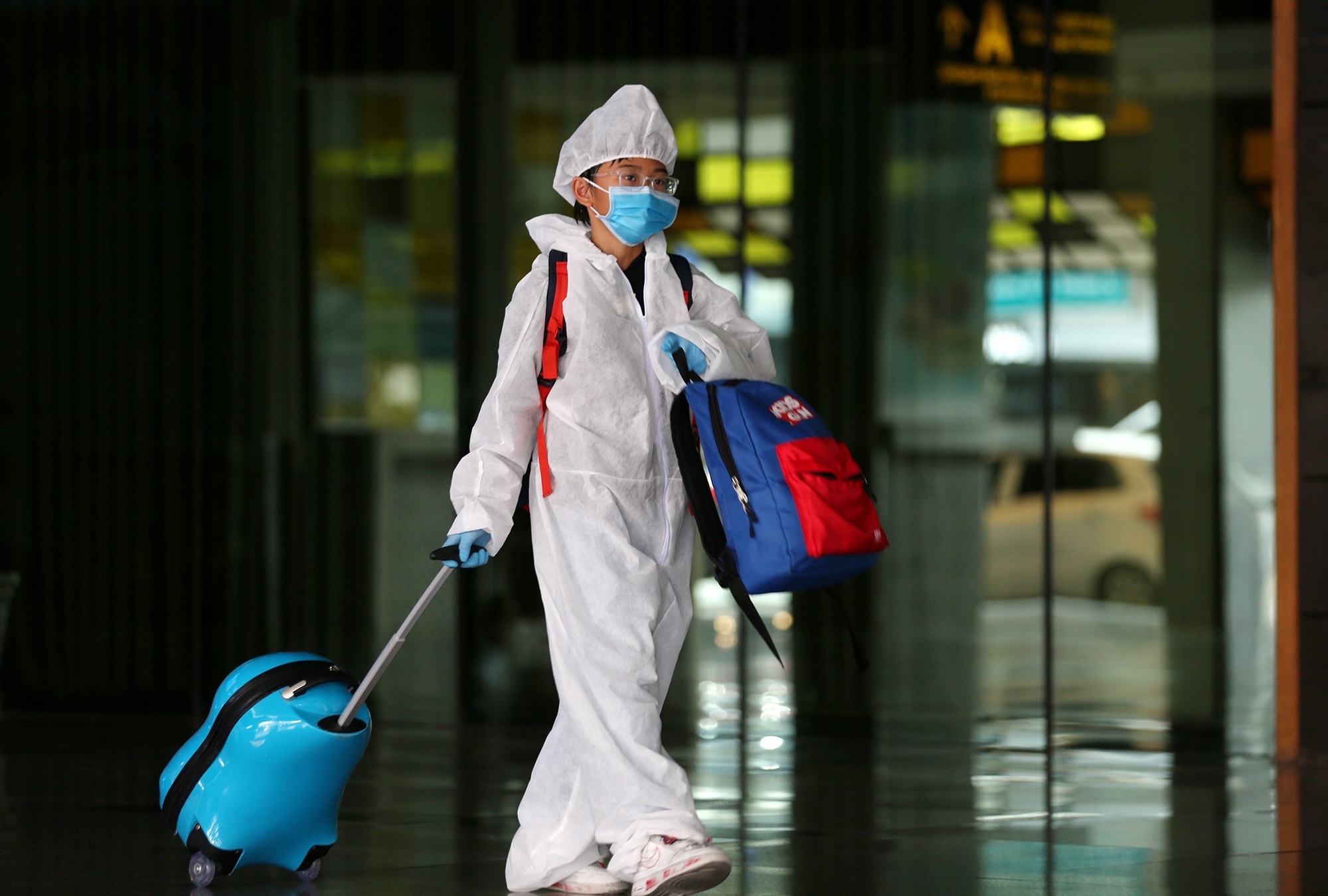 Tre em chua tiem vaccine khong duoc len may bay anh 2