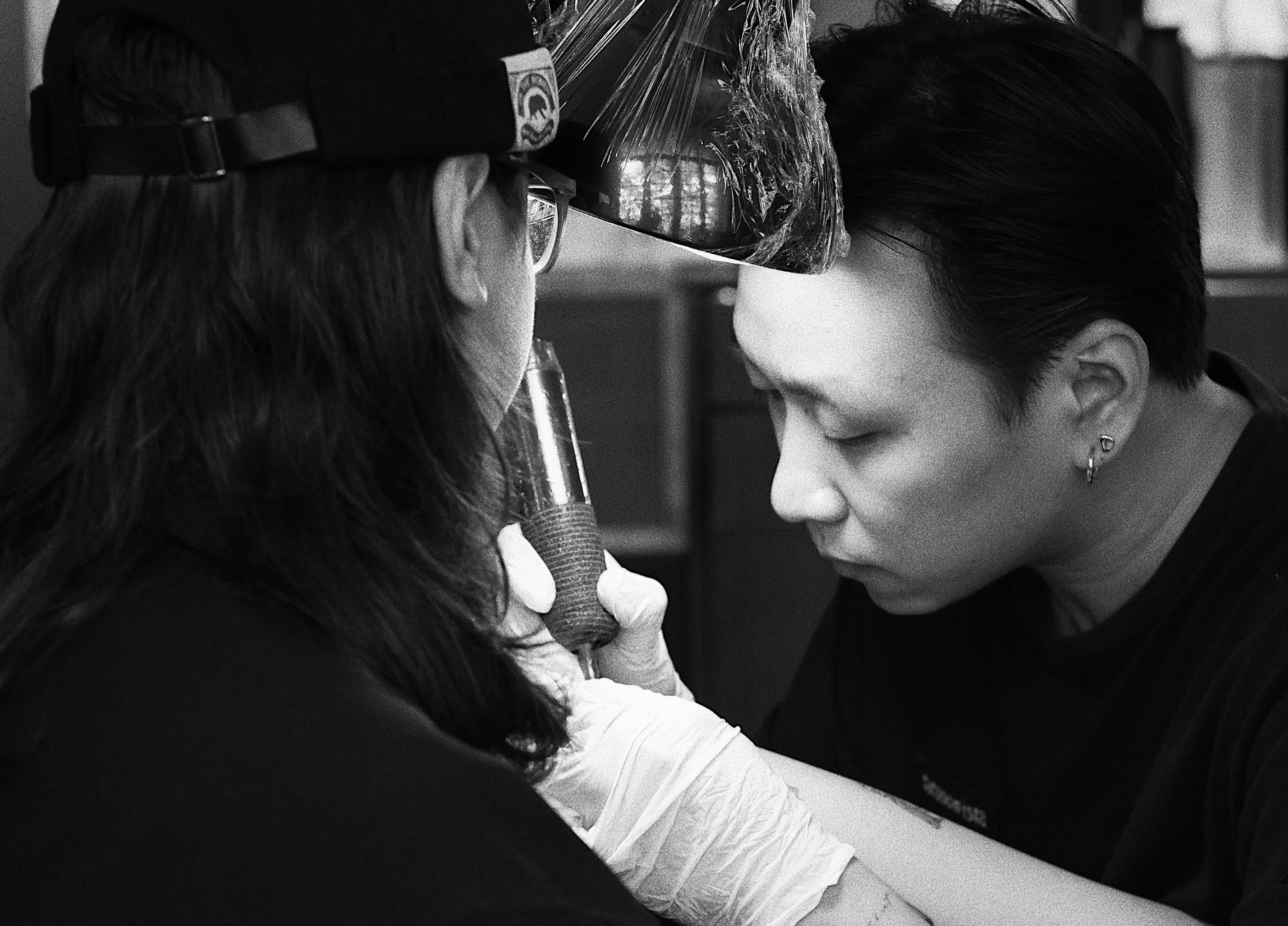 Chang tho xam o TP.HCM thuc hien du an voi tieng Viet hinh anh