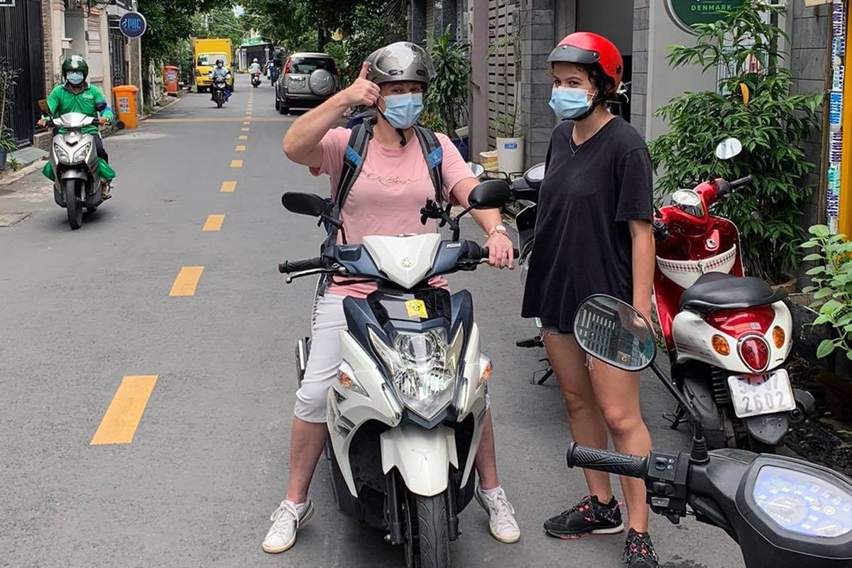 Xe om chua hoat dong, nguoi nuoc ngoai o TP.HCM tim thue xe may hinh anh