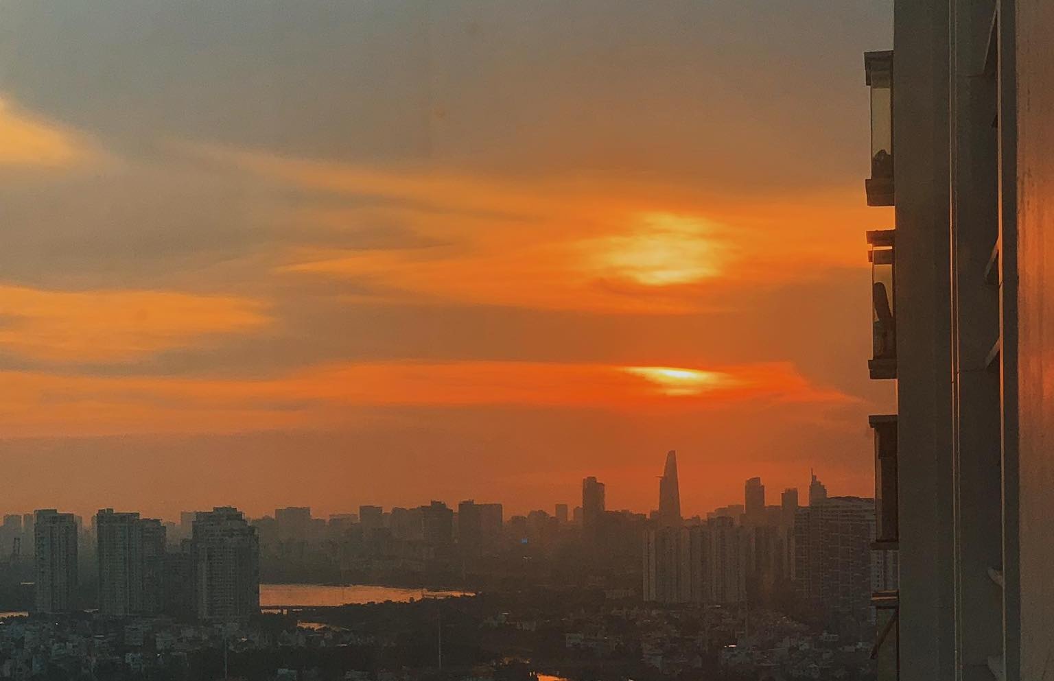 Hoang hon tu tren cao o TPHCM anh 3