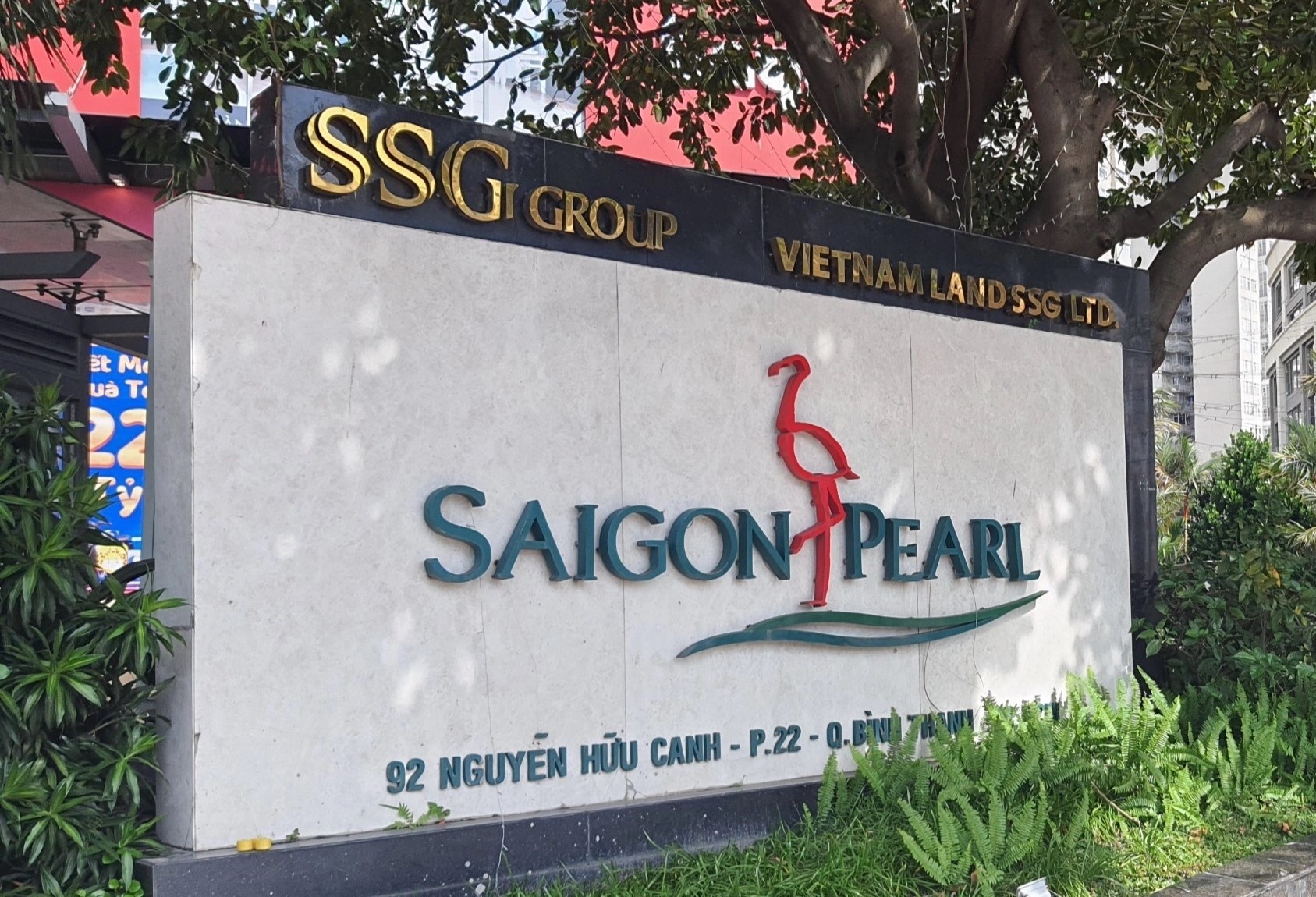 Dan chung cu TP.HCM canh tinh nhau sau vu be gai 8 tuoi tu vong hinh anh