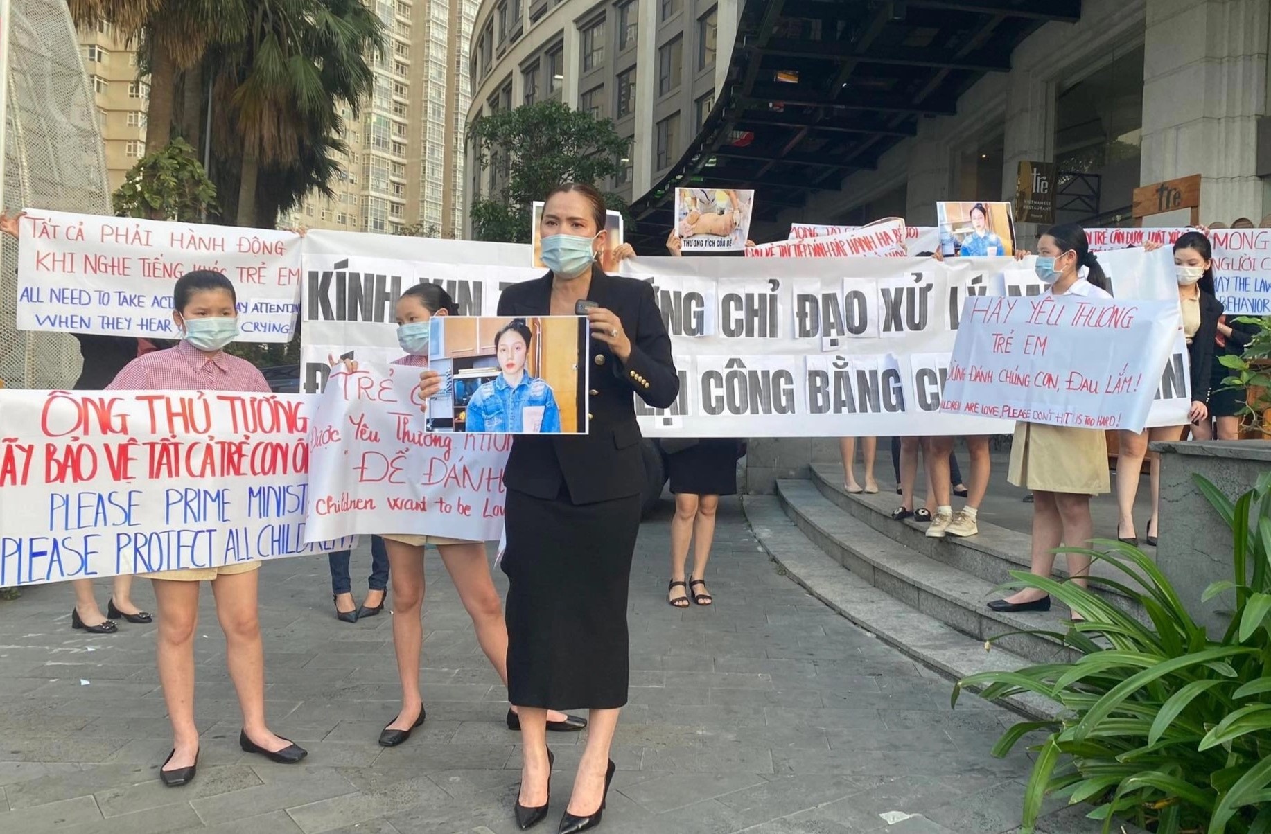 Cu dan TP.HCM giang bieu ngu, lap nhom doi cong bang cho be gai 8 tuoi hinh anh