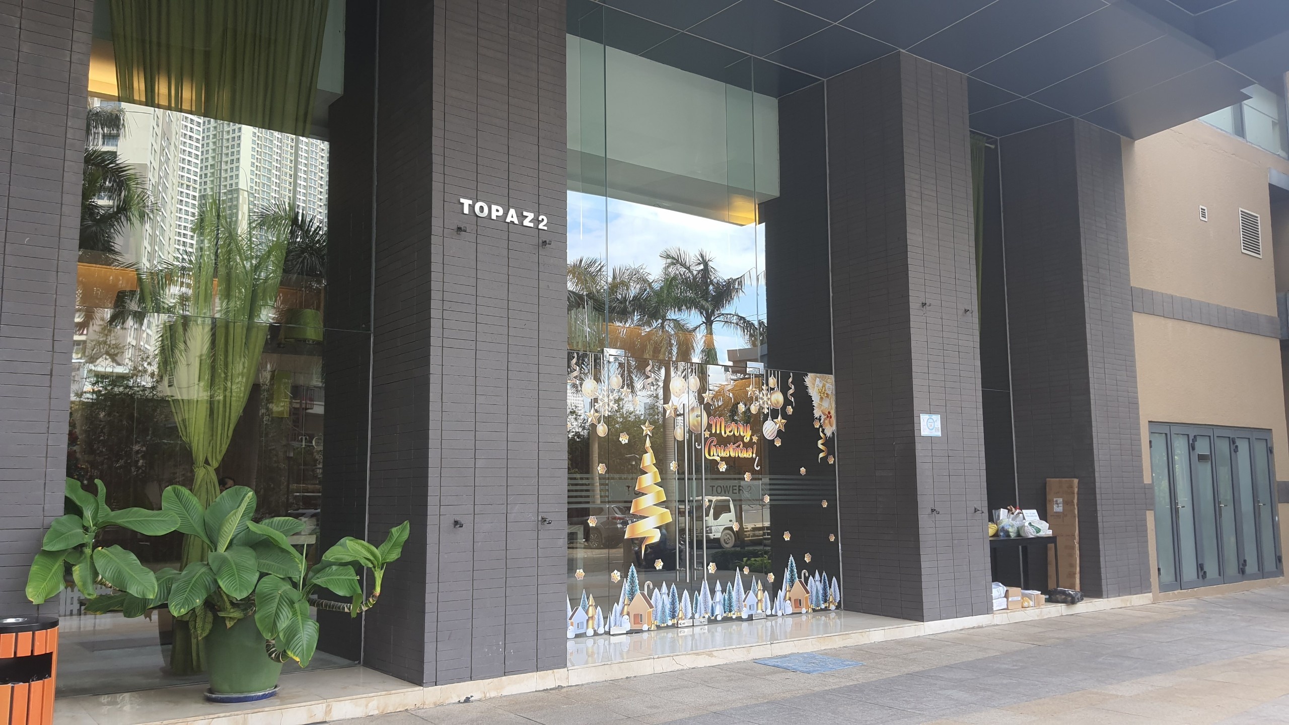 Nguoi dan gio bang ron tai chung cu Saigon Pearl anh 2