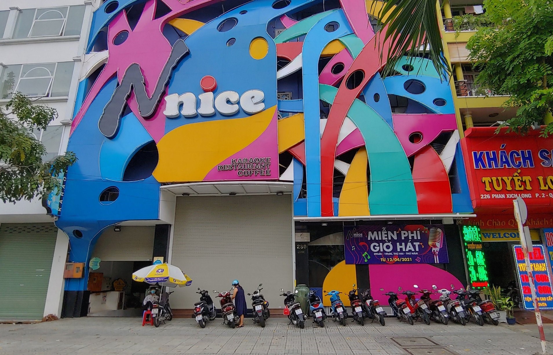 Chu karaoke o vung cam TP.HCM: Roi boi sau thong bao phai dong cua hinh anh