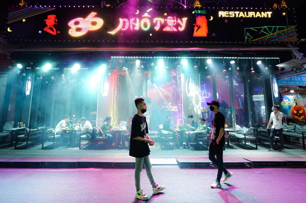 Pho Bui Vien co con suc hut voi khach Tay? hinh anh