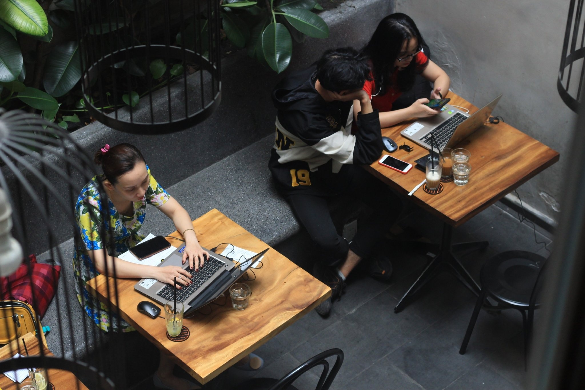 mua đồ hiệu bất chấp bão giá ảnh 4 mua do hieu bat chap bao gia anh 4